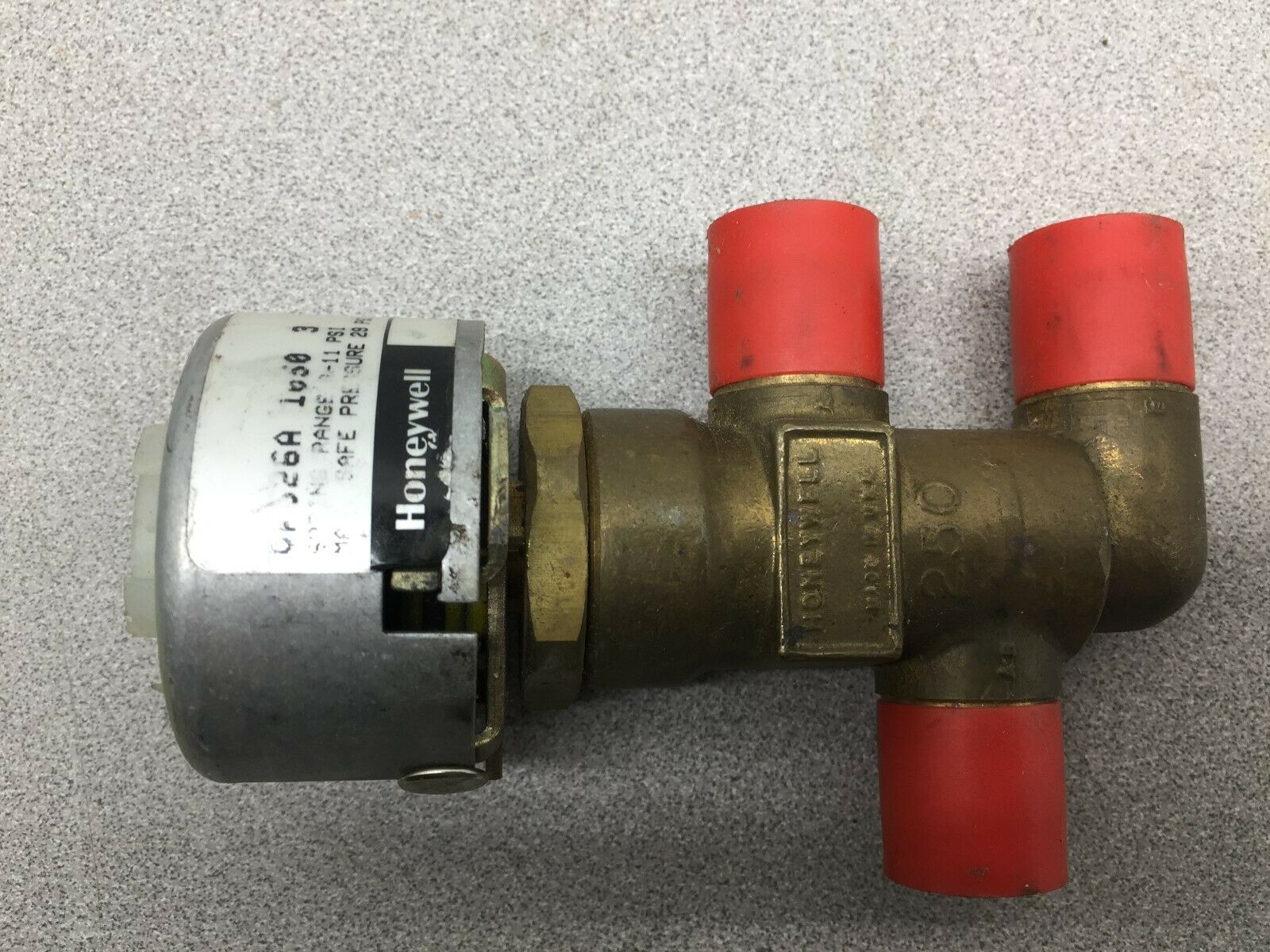 NEW NO BOX HONEYWELL 3-WAY PNEUMATIC 1/2" OD HIGH PRESSURE WATER VP526A1050