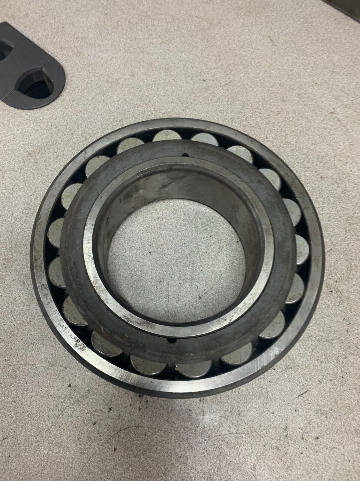 NEW NO BOX SNR ROLLER BEARING 22222 EA B33 J30