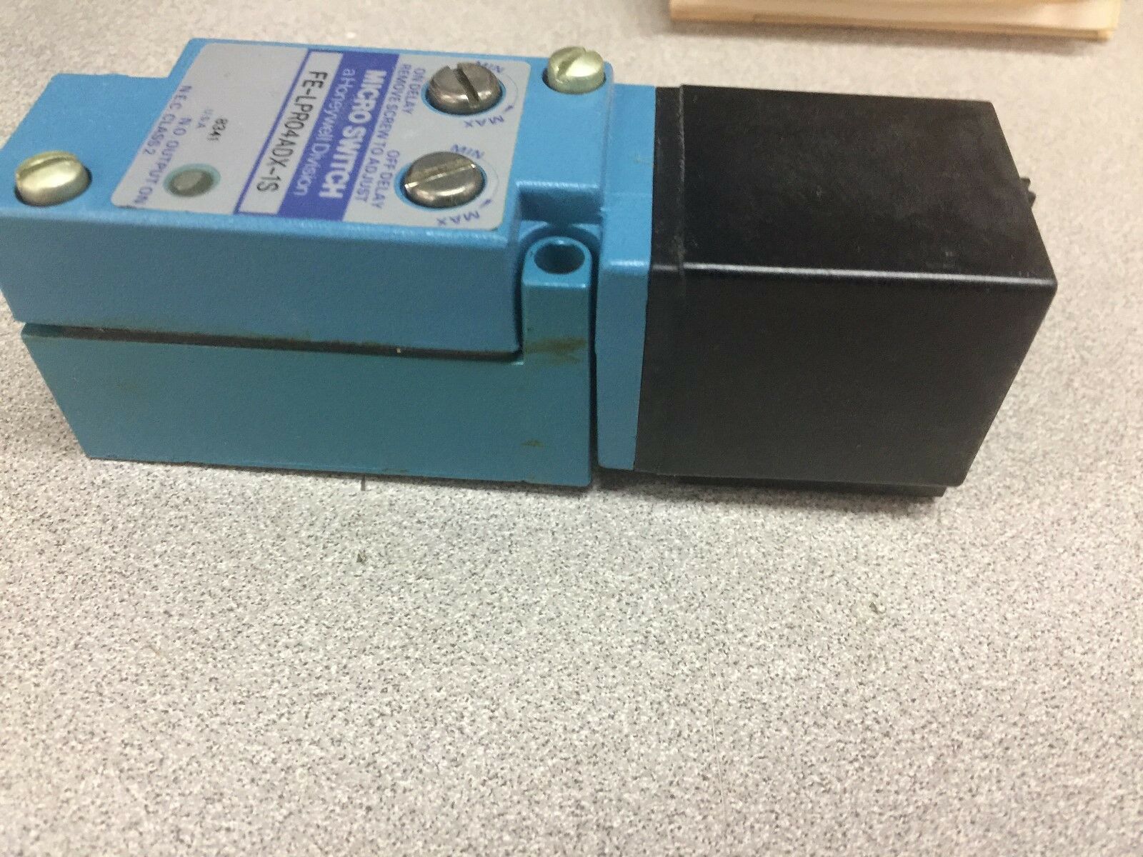 NEW IN BOX HONEYWELL PHOTOELECTRIC SENSOR WITH ON/OFF DELAY FE-LPR04ADX-1S