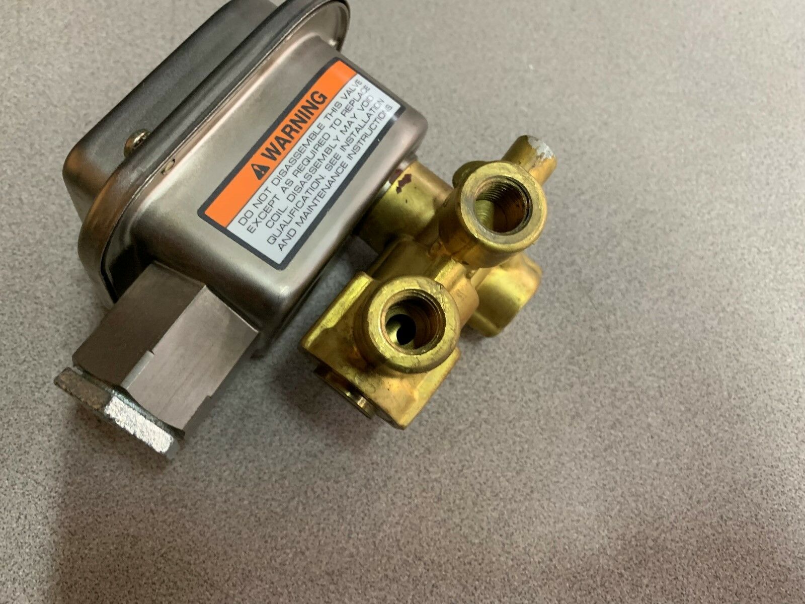 NEW NO BOX ASCO RED HAT 120V. SOLENOID VALVE 1/4" PIPE SIZE NPKX8321A1E10668