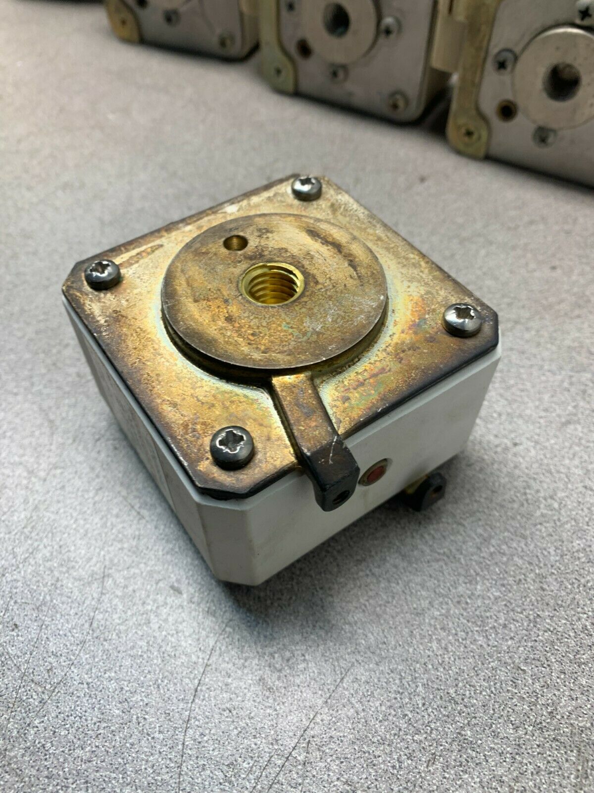 NEW NO BOX FERRAZ SHAWMUT T300443 FUSE A070URD33TTI0800