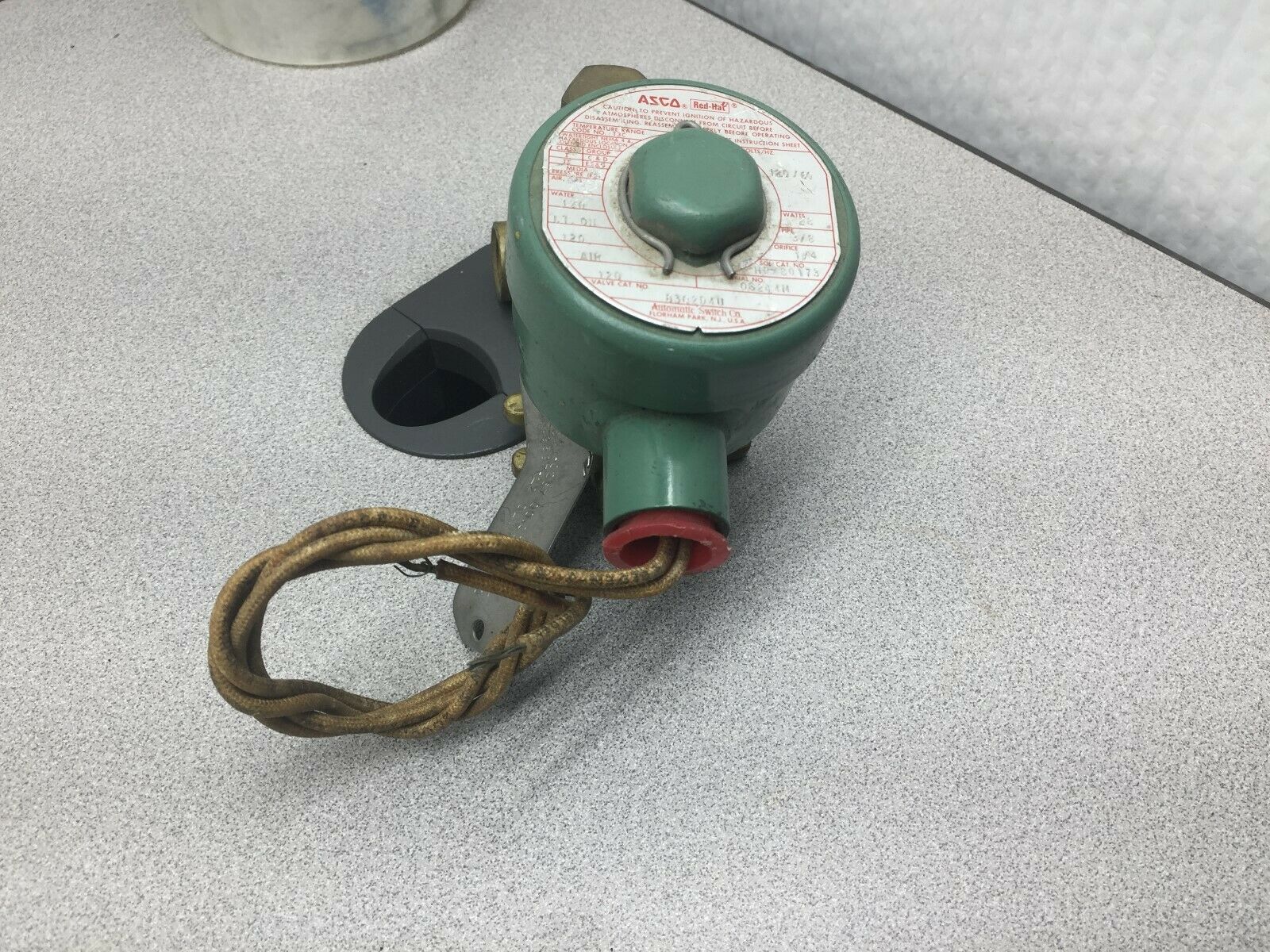 NEW NO BOX ASCO 3/8NPT 120PSI 120VAC COIL SOLENOID VALVE 8302D4U