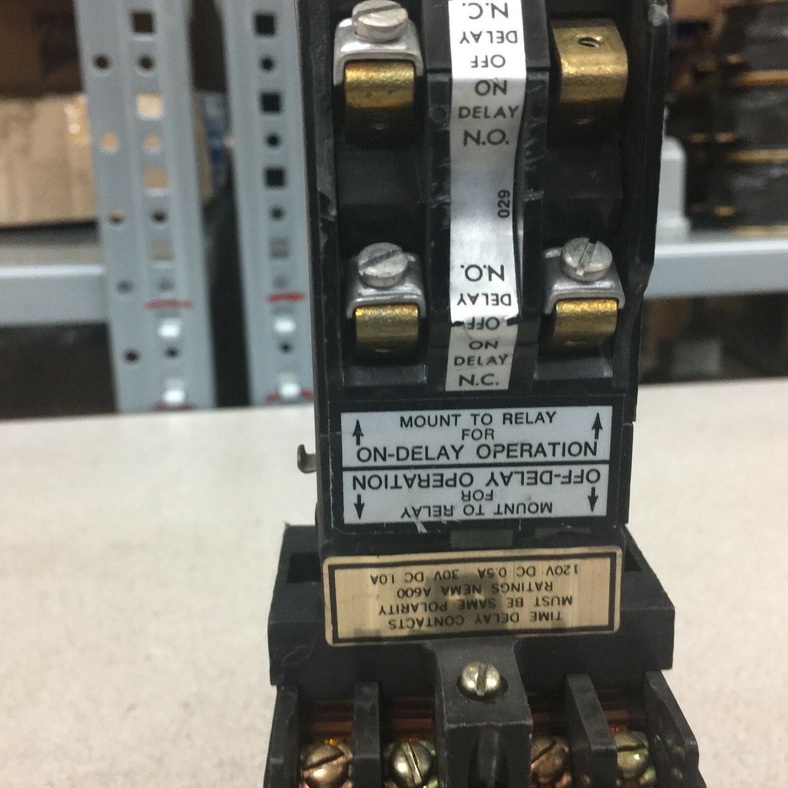 NEW NO BOX GE PNEUMATIC TIMER 5-200 SEC 115 V COIL CR122B040**F