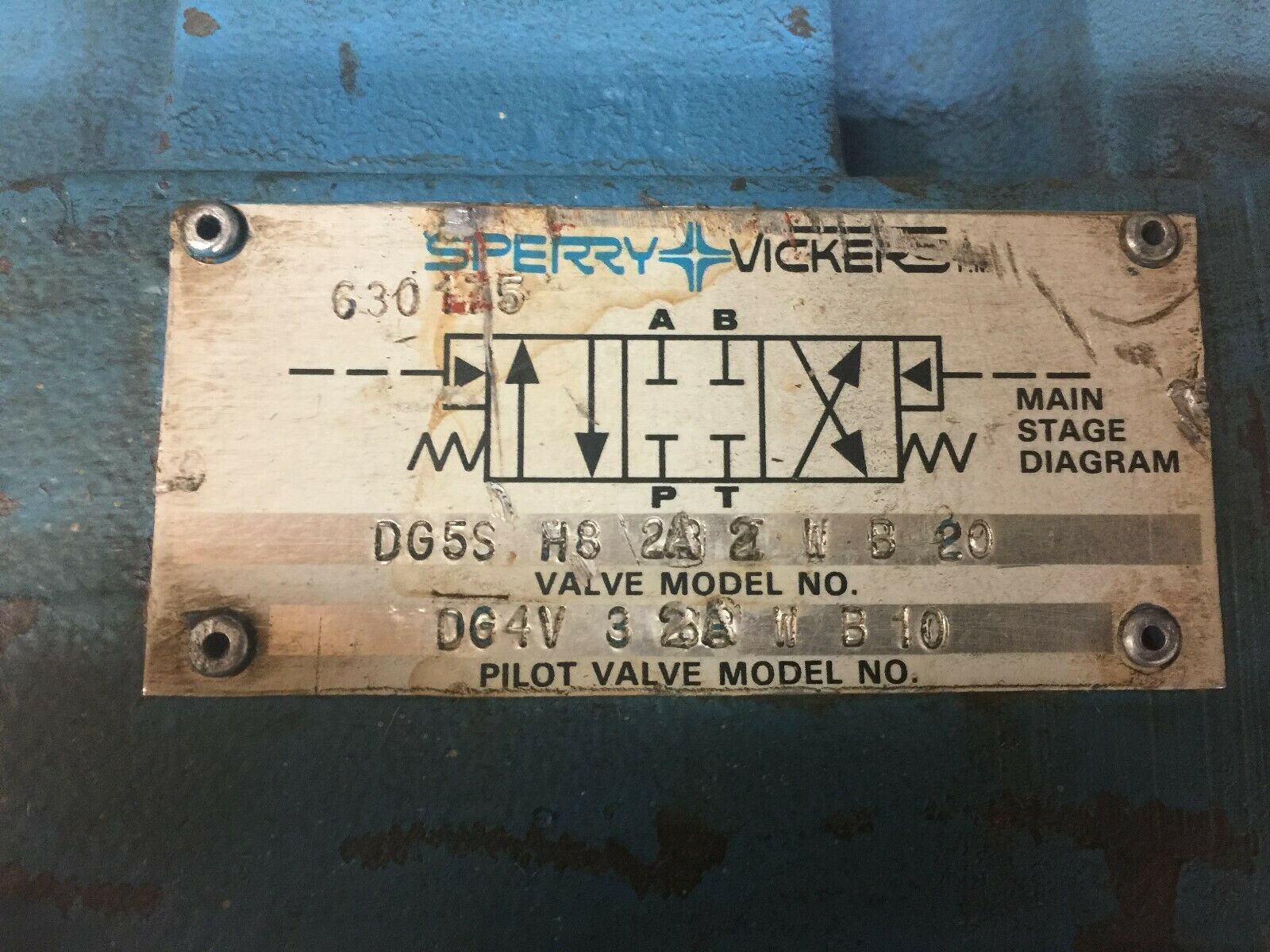 USED VICKERS SOLENOID DIRECTIONAL CONTROL VALVE DG4V-3-2A-U-B-10 / D6MFN-3 Y A2W