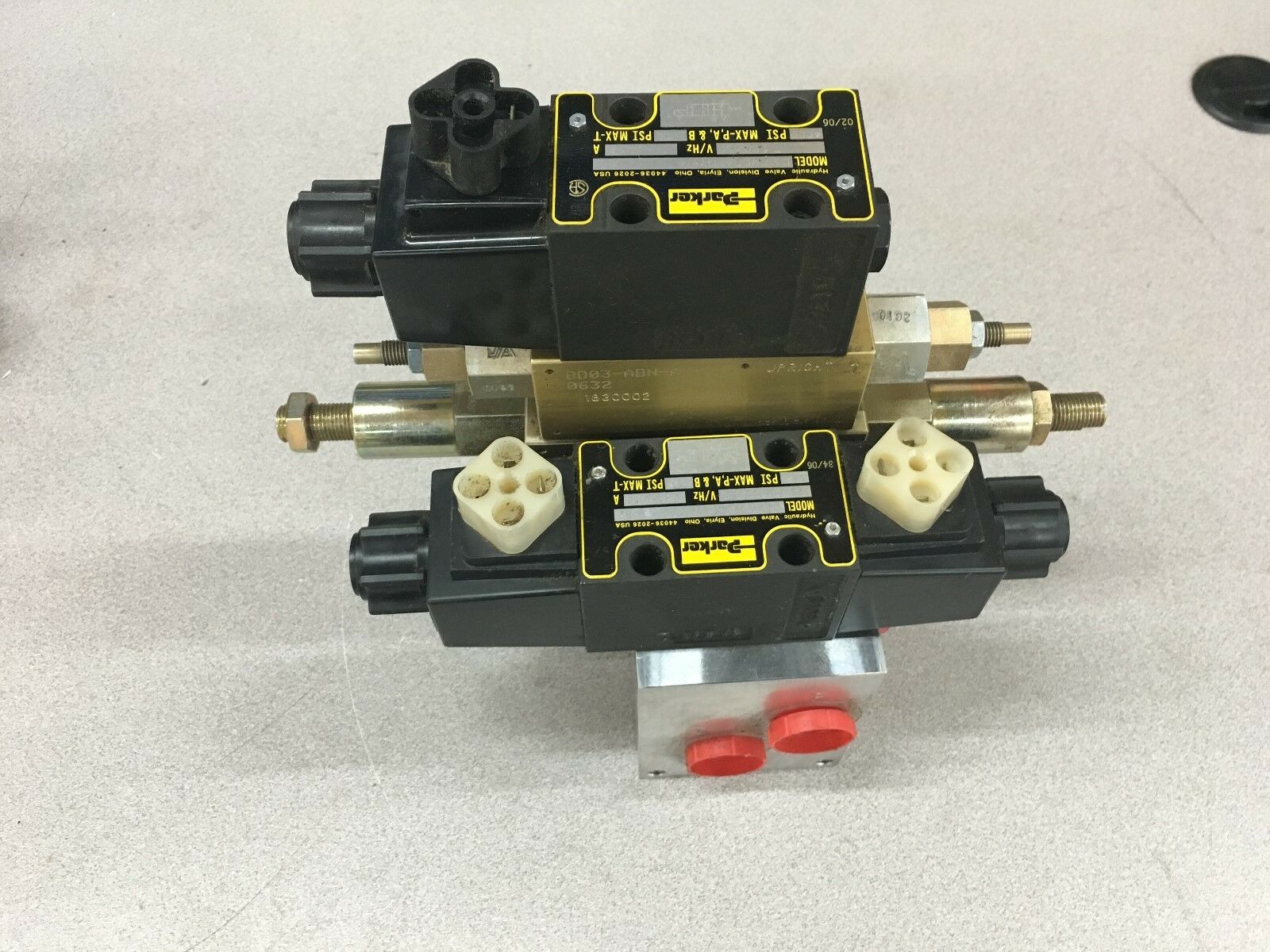 NEW HYDRAULIC VALVE ASSEMBLY PARKER D1VW004KNYW4 82 WITH D1VW020DNYW 82 MANIFOLD