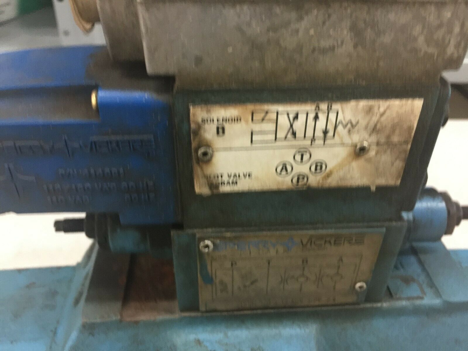 USED VICKERS SOLENOID DIRECTIONAL CONTROL VALVE DG4V-3-2A-U-B-10 / D6MFN-3 Y A2W