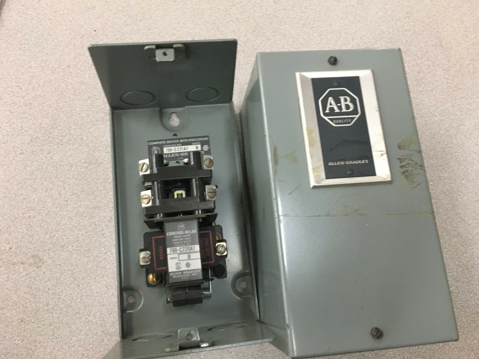 NEW NO BOX ALLEN-BRADLEY 4 POLE AC RELAY 700-C221A1 SERIES B