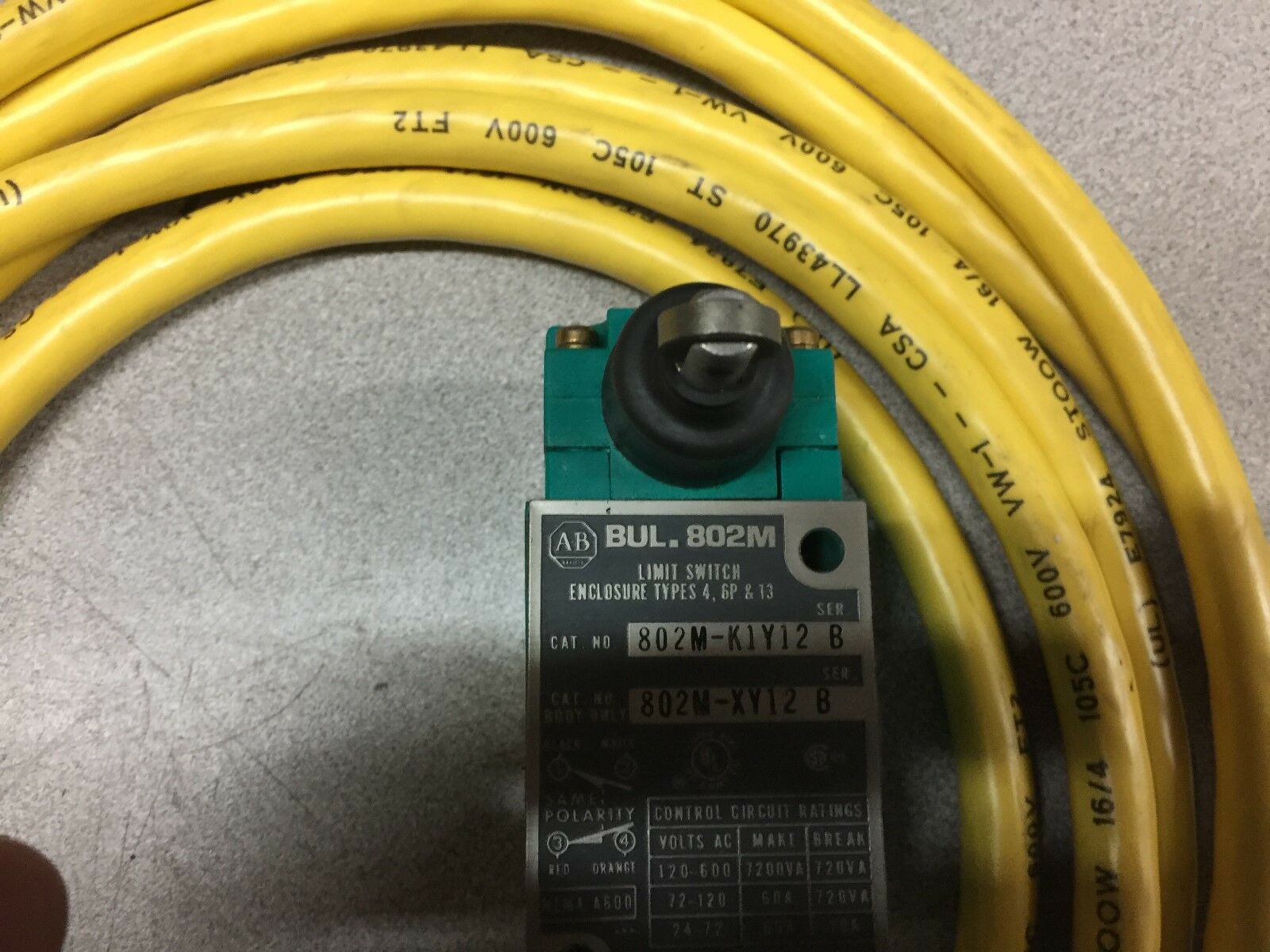 NEW NO BOX ALLEN BRADLEY LIMIT SWITCH WITH CORDSET 802M-K1Y12 B / 802M-KIX B