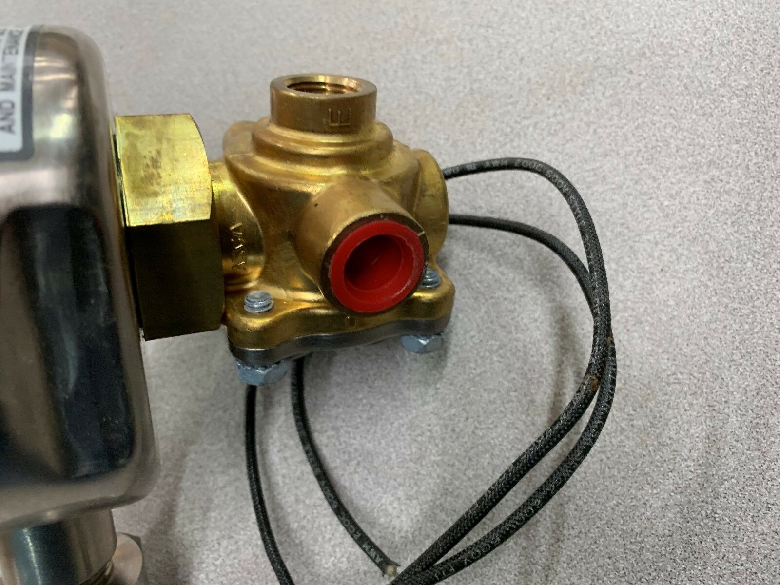 NEW NO BOX ASCO RED HAT SOLENOID VALVE 3/8" PIPE SIZE 125VDC. COIL NP8342B4E