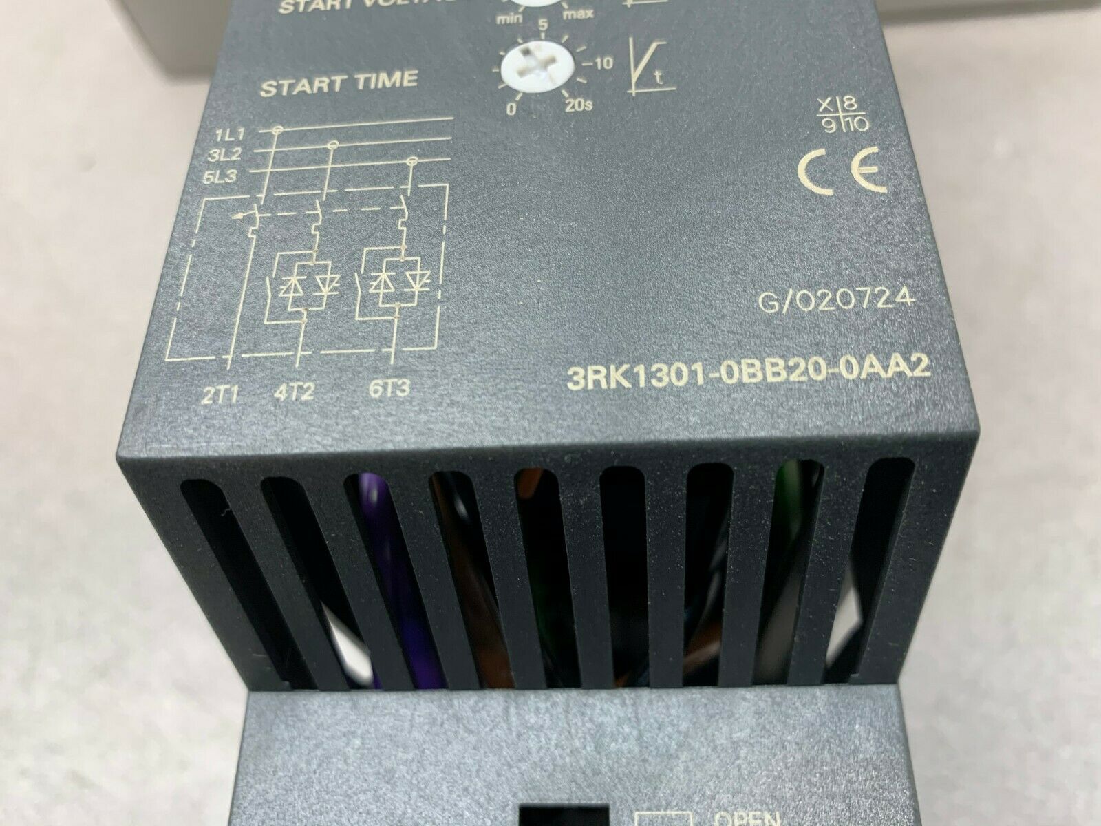 NEW IN BOX SIEMENS MOTOR STARTER 3RK1301-0BB20-0AA2