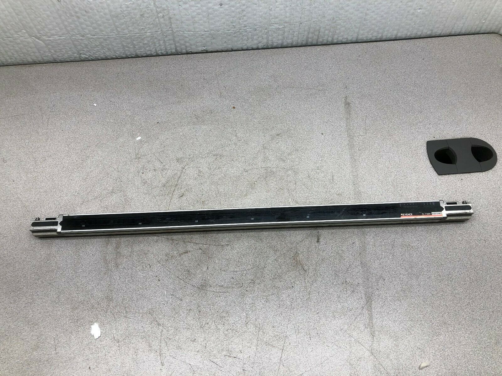 USED KEYENCE 24 VDC 620 MM LIGHT CURTAIN TRANSMITER SL-V32H-T
