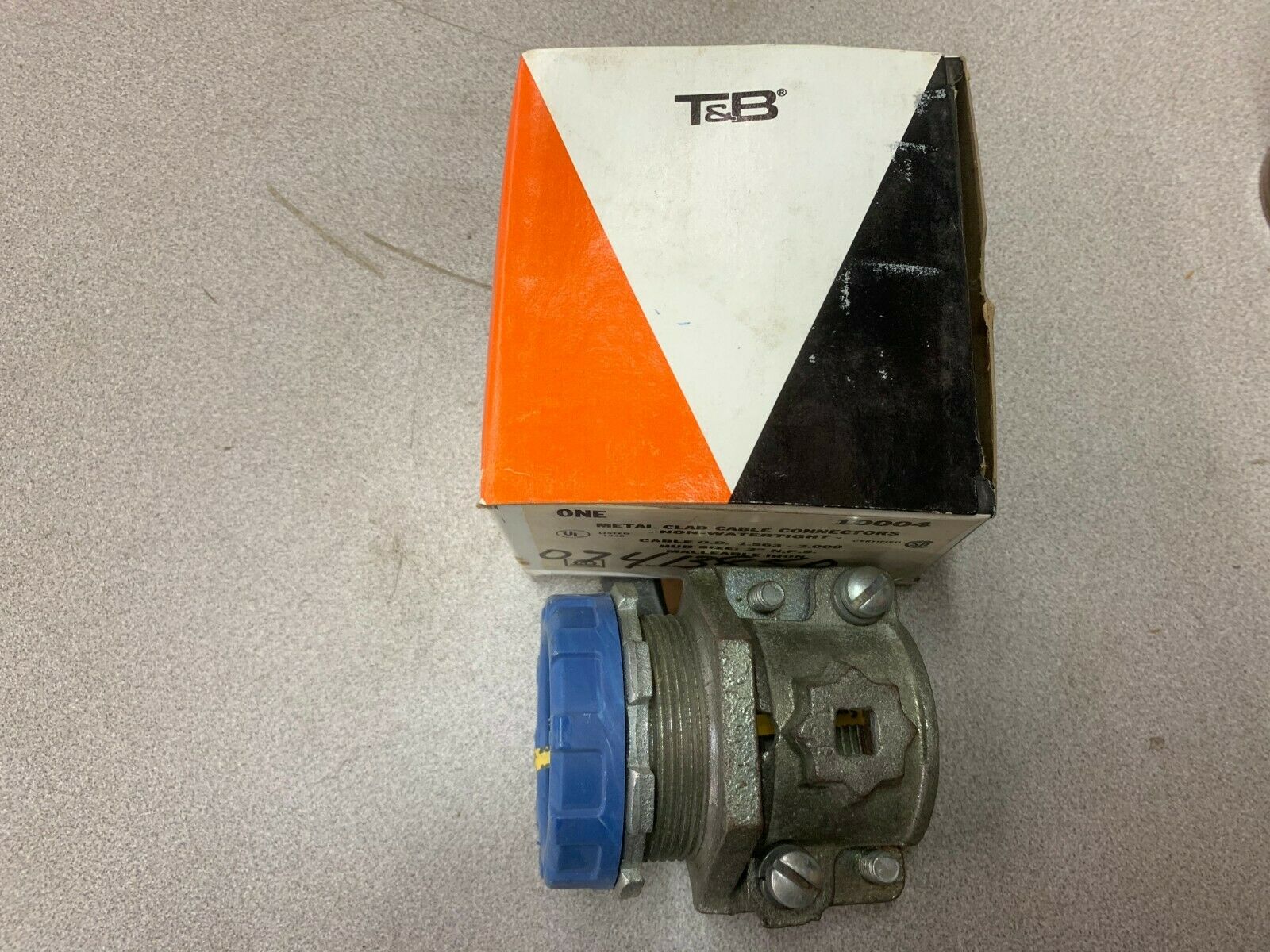 NEW IN BOX THOMAS AND BETTS CABLE CONNECTOR 10004