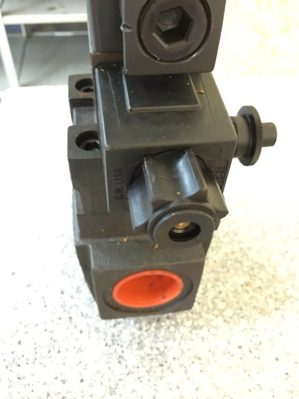 NEW IN BOX PARKER 110/120V HYDRAULIC SOLENOID VALVE R10S2YH853X2223