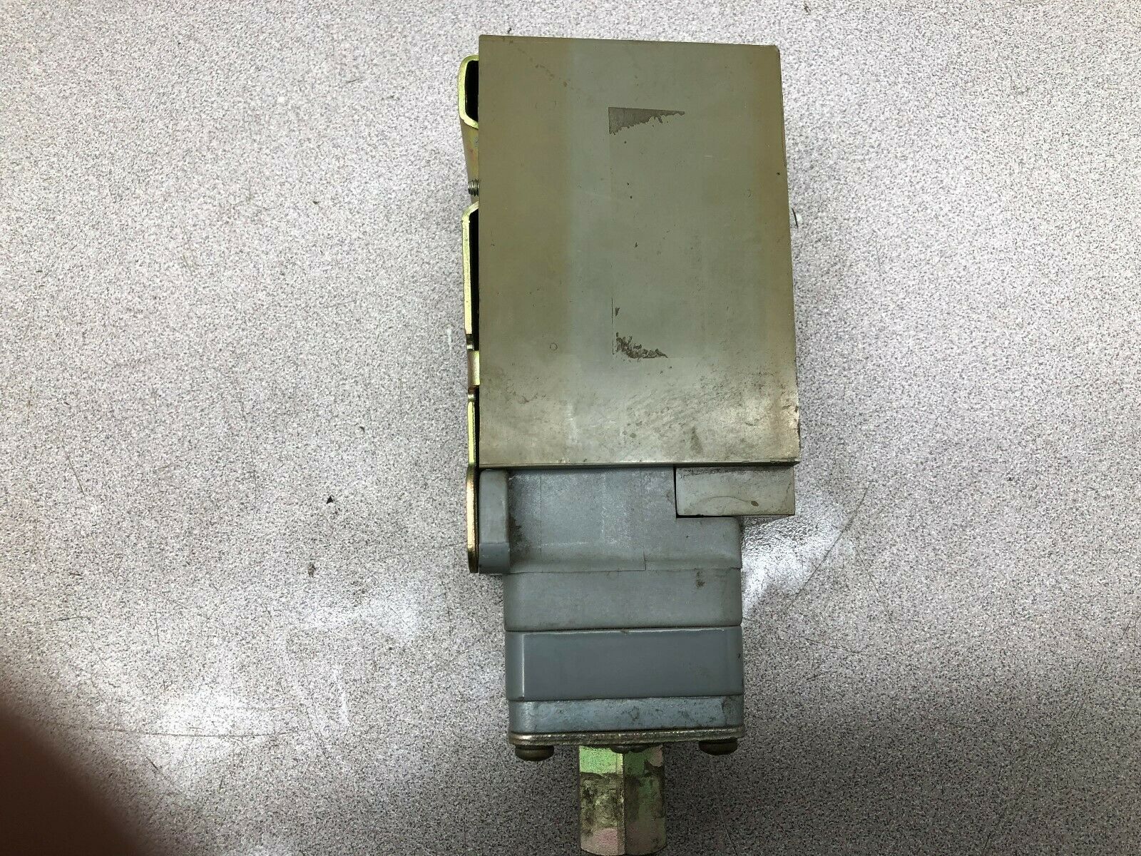 USED SQUARE D 3-150 PSIG RANGE SET AT 75 PSIG FACTORY 475 PSIG MAX PRESSURE SWIT