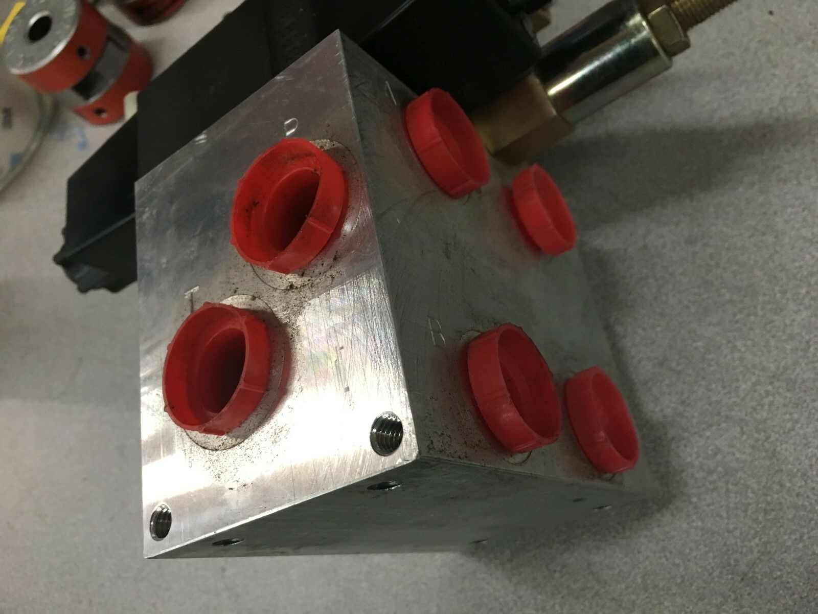 NEW HYDRAULIC VALVE ASSEMBLY PARKER D1VW004KNYW4 82 WITH D1VW020DNYW 82 MANIFOLD