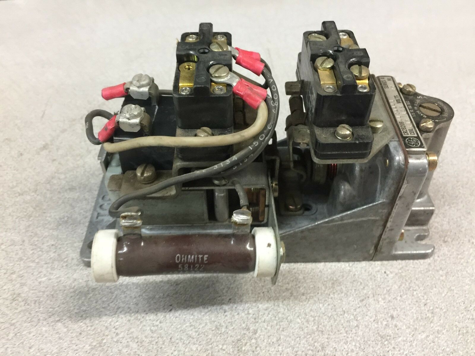 NEW NO BOX GE 125VDC RELAY CR20820B410AA41