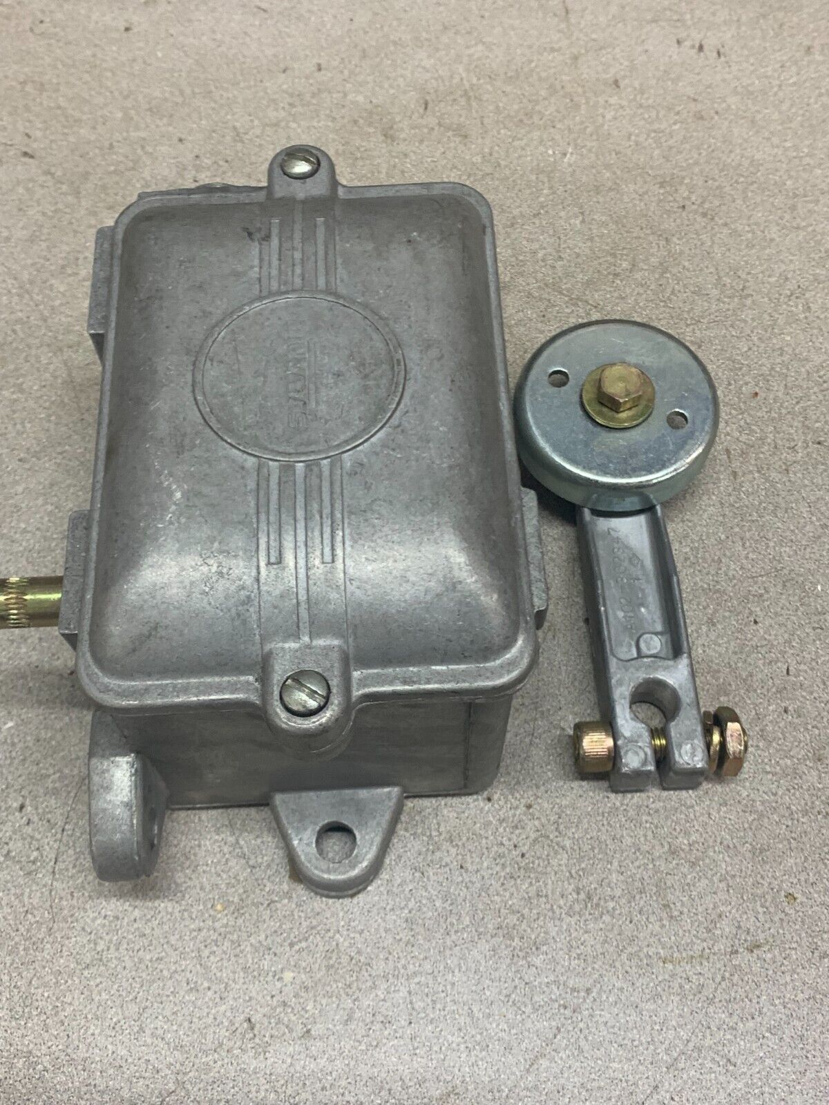 NEW NO BOX JOSLYN CLARK HEAVY DUTY LIMIT SWITCH HLLA-2 WITH A102-302347 ARM