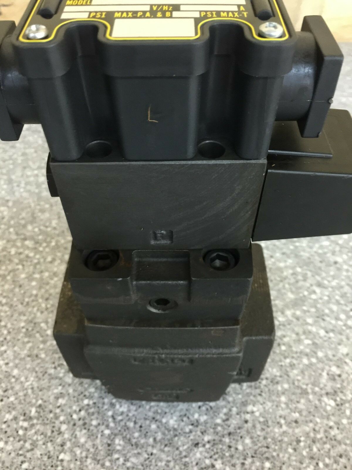 NEW IN BOX PARKER 110/120V HYDRAULIC SOLENOID VALVE R10S2YH853X2223