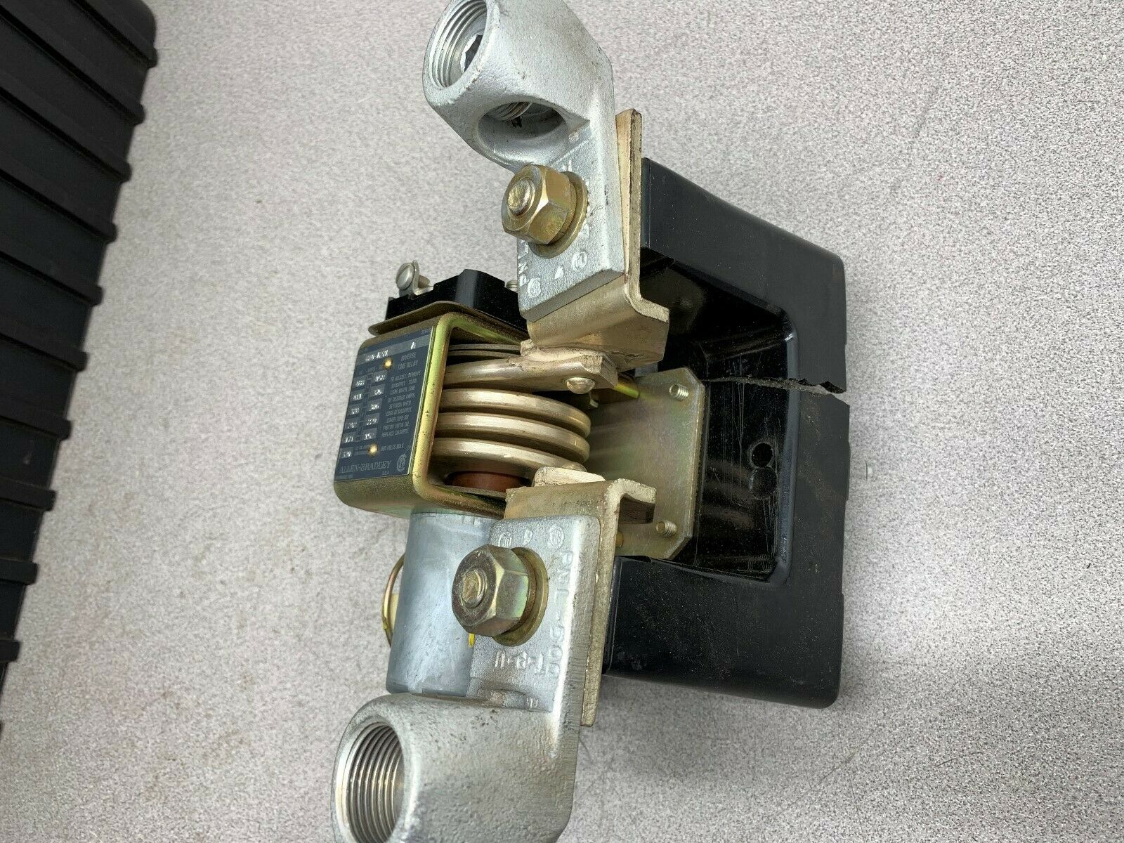 NEW NO BOX ALLEN-BRADLEY CURRENT RELAY 810-A27A SERIES A *CRACKED BASE*