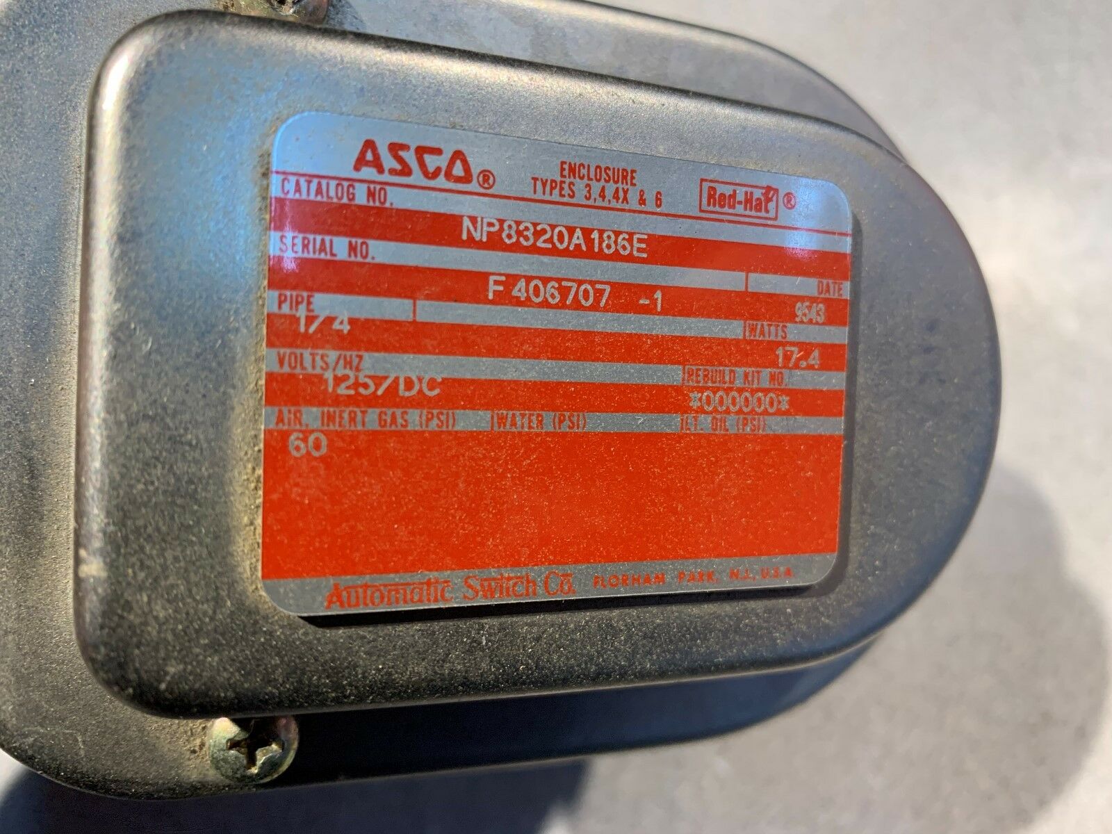 USED ASCO RED HAT NUCLEAR SOLENOID VALVE 125VDC. COIL 1/4" PIPE SIZE NP8320A186E