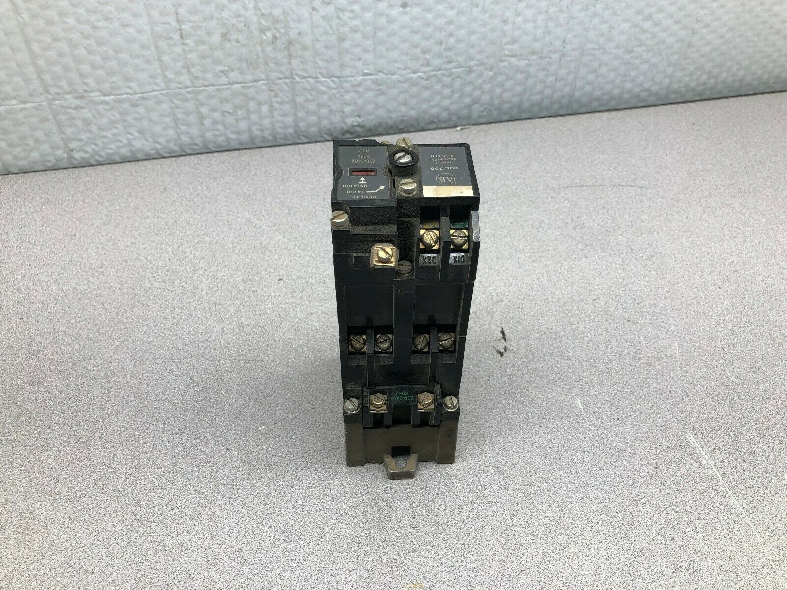 USED ALLEN BRADLEY 240 VAC LATCHING RELAY 700-PLL11A2 / 700-P400A1