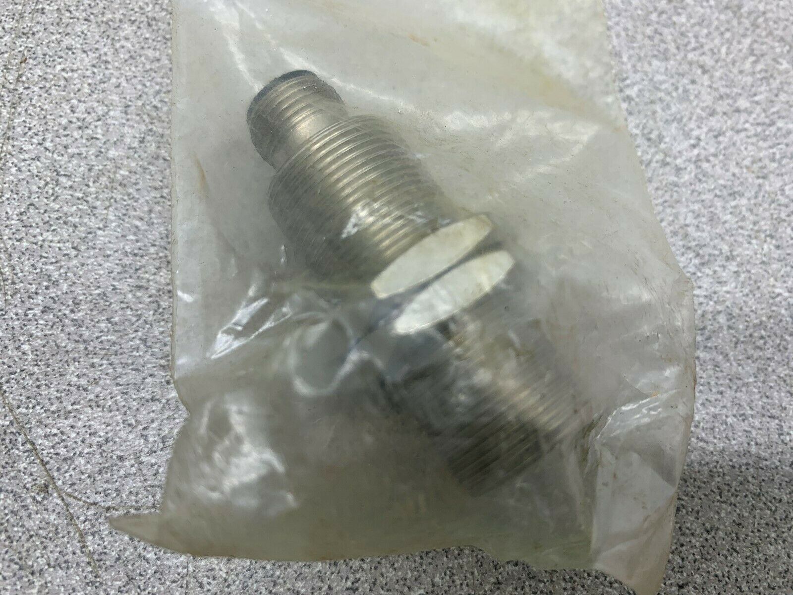 NEW NO BOX PEPPERL+FUCHS BOLT 18307S