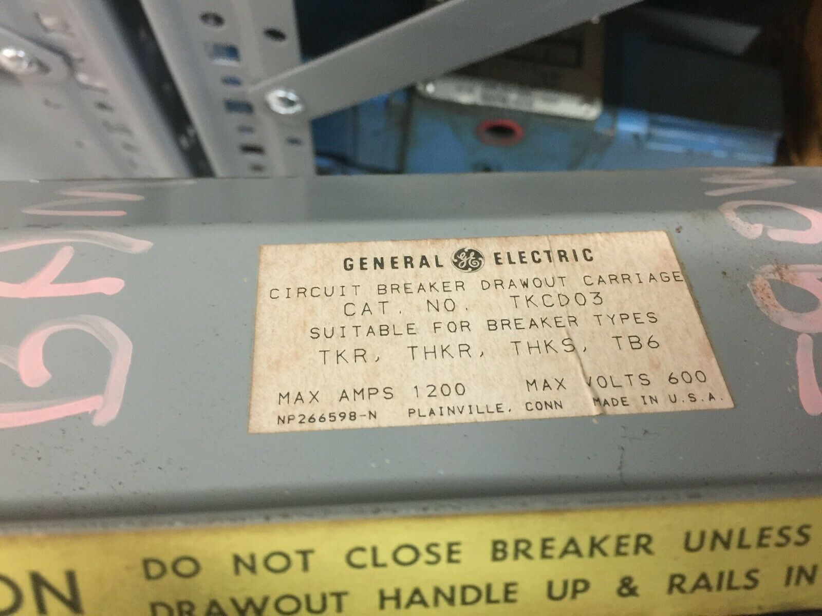 USED GE 800 AMP 3 POLE 600 VAC BREAKER WITH TKCD DRAWOUT SUBSTRUCTURE THK9VF46