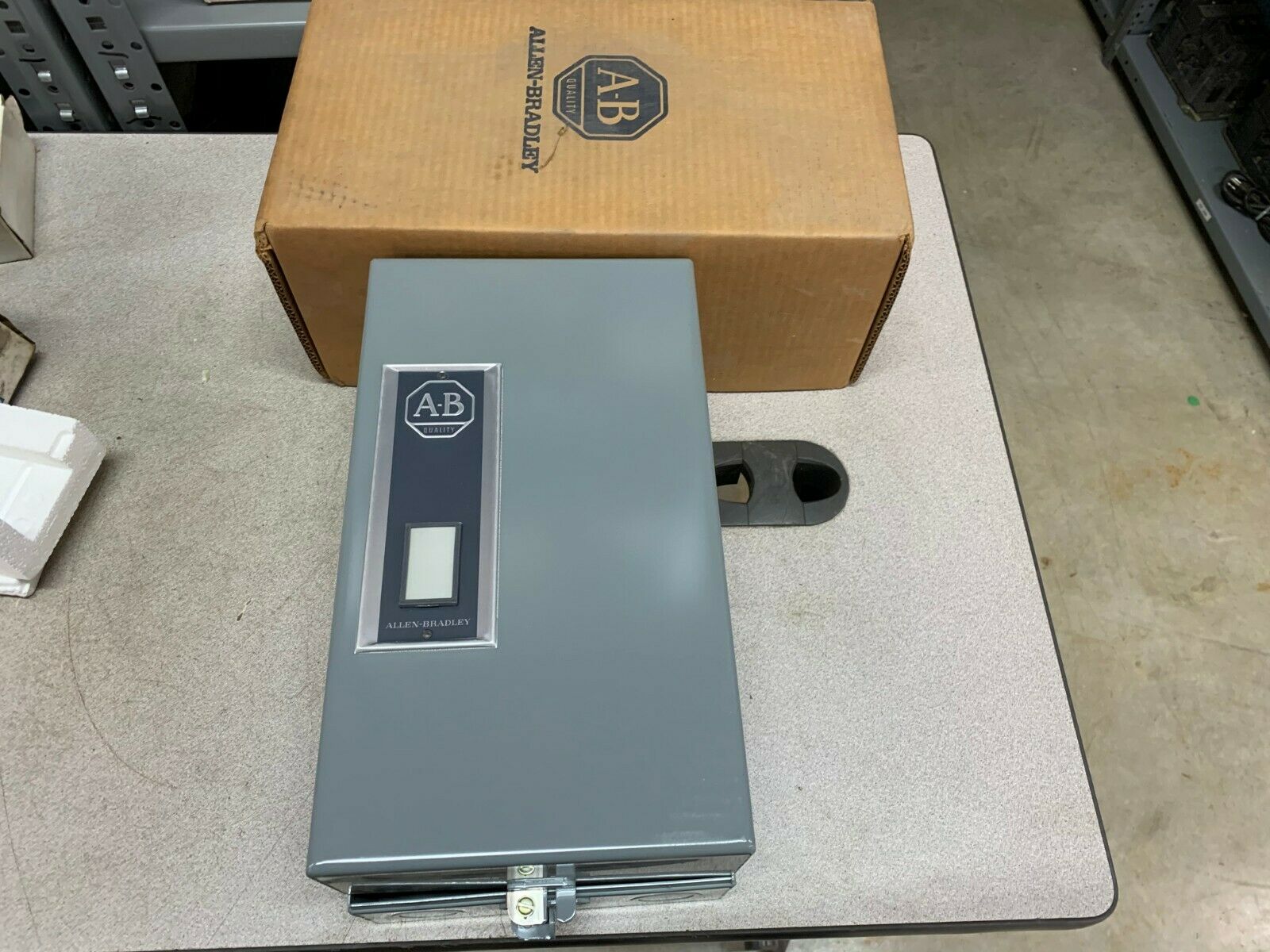 NEW ALLEN-BRADLEY AC LIGHTING CONTACTOR 500L-CAA92 220-240V. COIL 500L-COA92