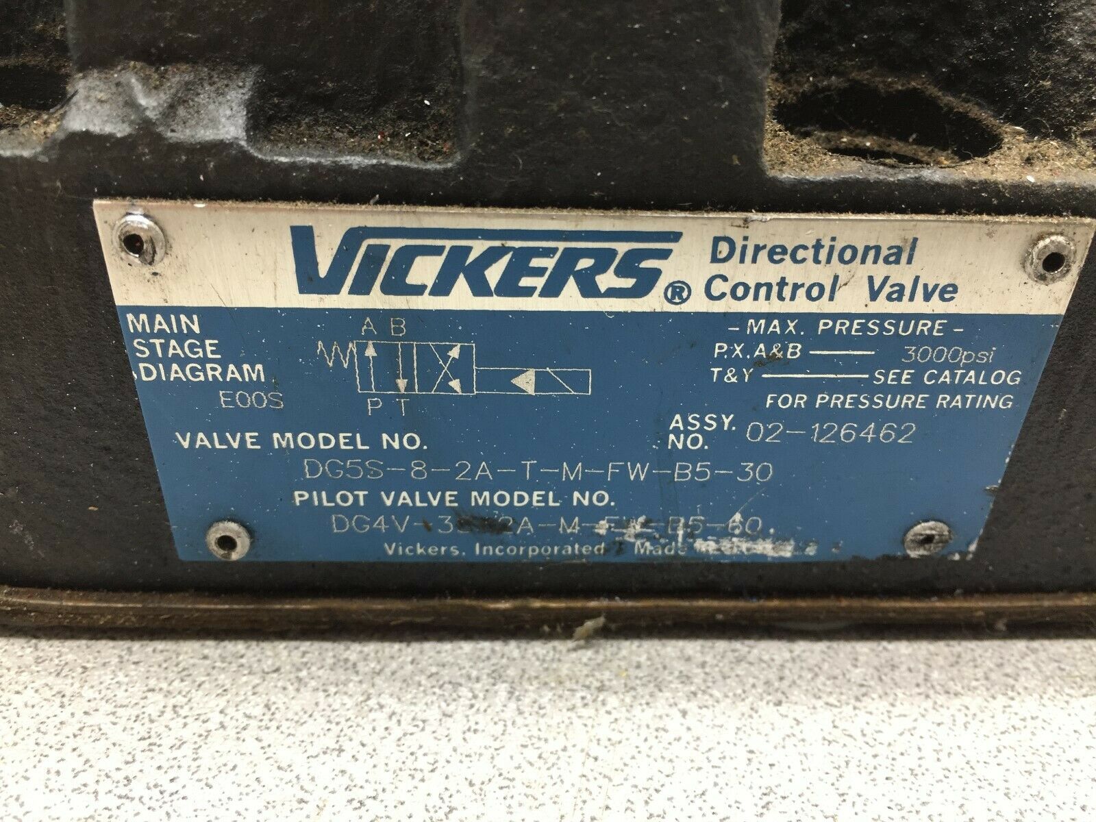 NEW NO BOX VICKERS DIRECTIONAL CONTROL VALVE DG5S-8-2A-T-M-FW-B5-30