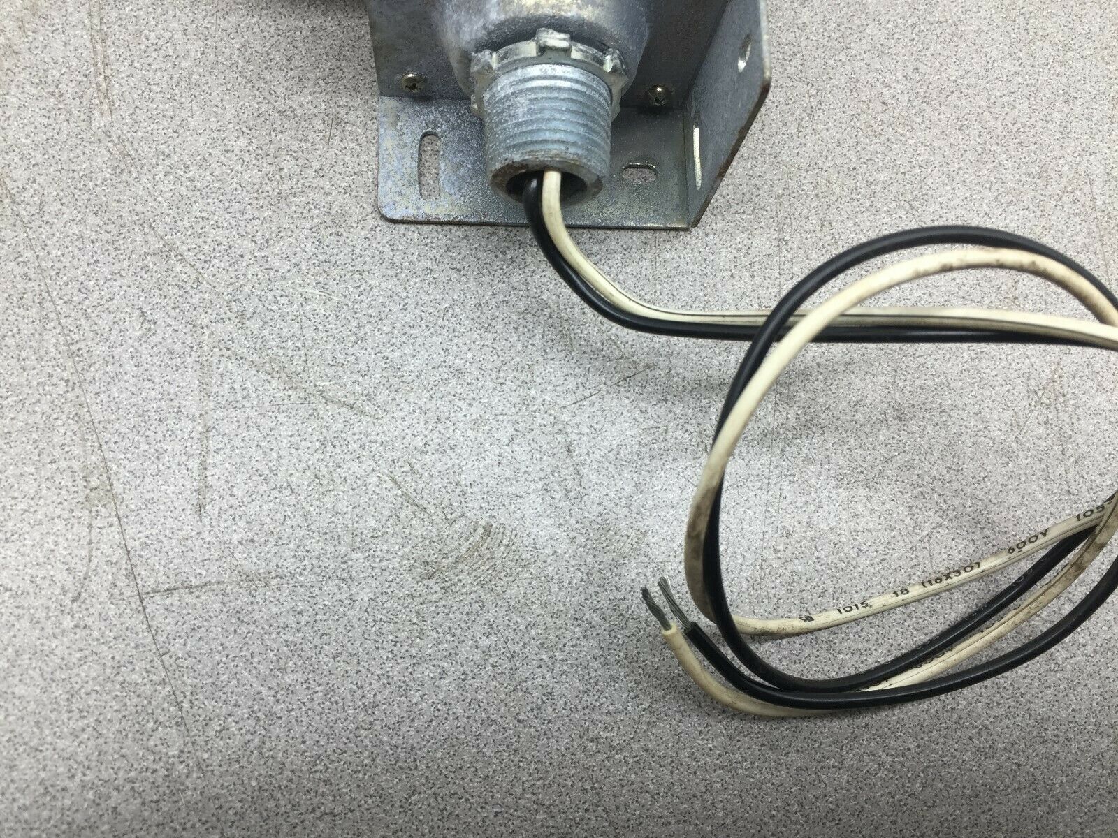 NEW NO BOX COMMUNICATIONS 115 VAC INST LIGHT SOURCE 8L3-115