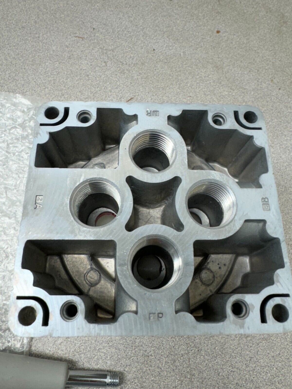 NEW NO BOX SMC HAND VALVE VH430-N04