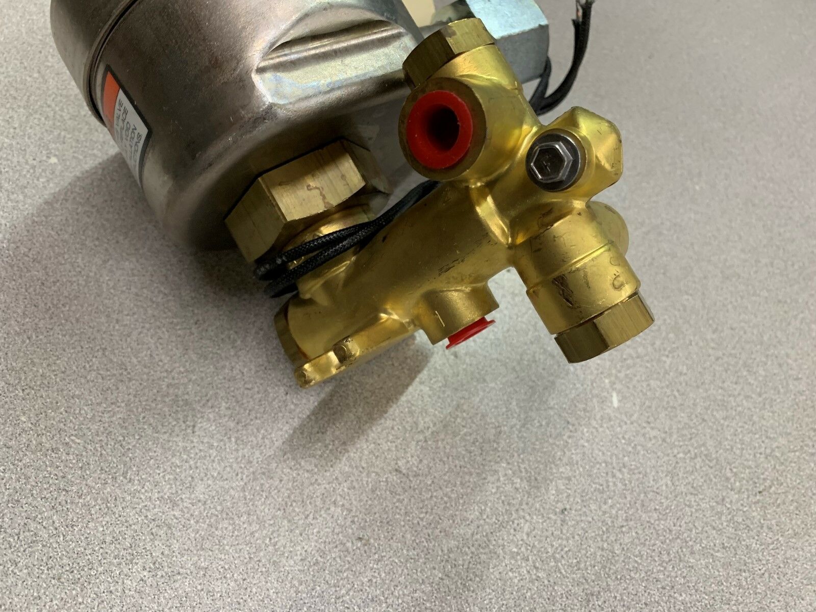 NEW NO BOX ASCO RED HAT SOLENOID VALVE 1/4" PIPE SIZE 125VDC COIL 2063813RF