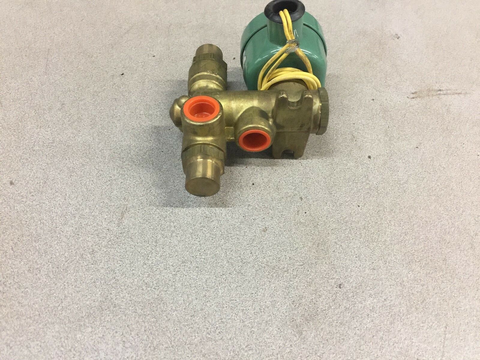 NEW NO BOX ASCO 1/2NPT 24VDC 40PSI VALVE 8302D29RF