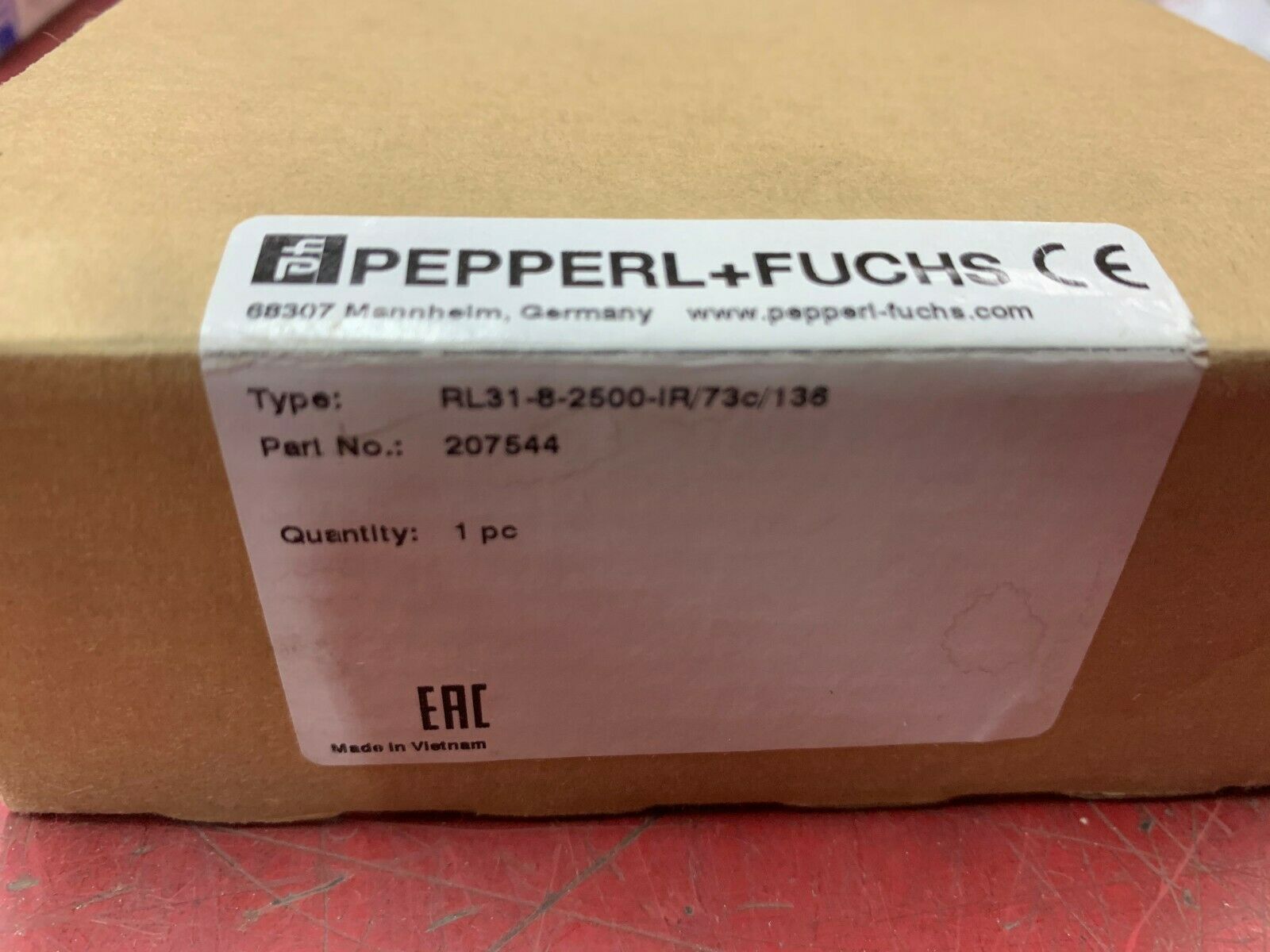 NEW IN BOX PEPPERL + FUCHS SENSOR RL31-8-2500-IR-73C-136