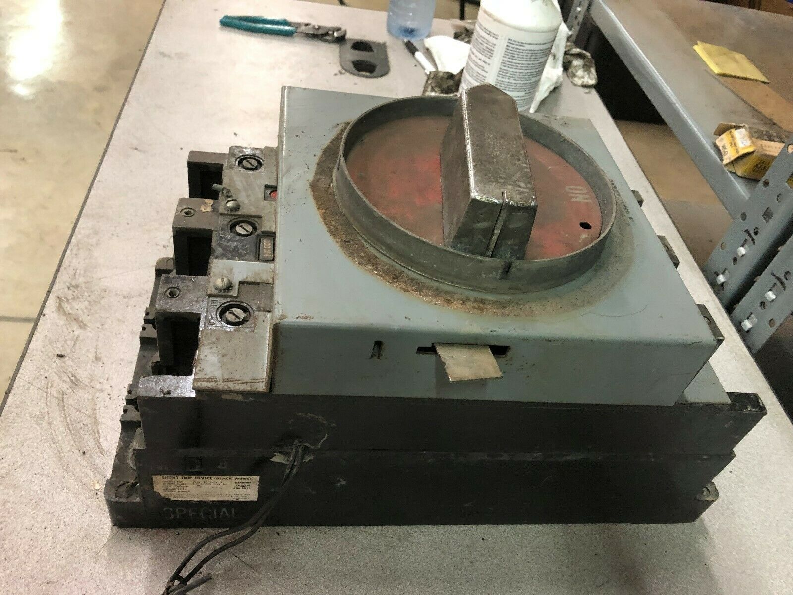 USED GE 800 AMP 3 POLE 600 VAC BREAKER WITH TKMR1 HANDLE TKM836F000 / TKMR1