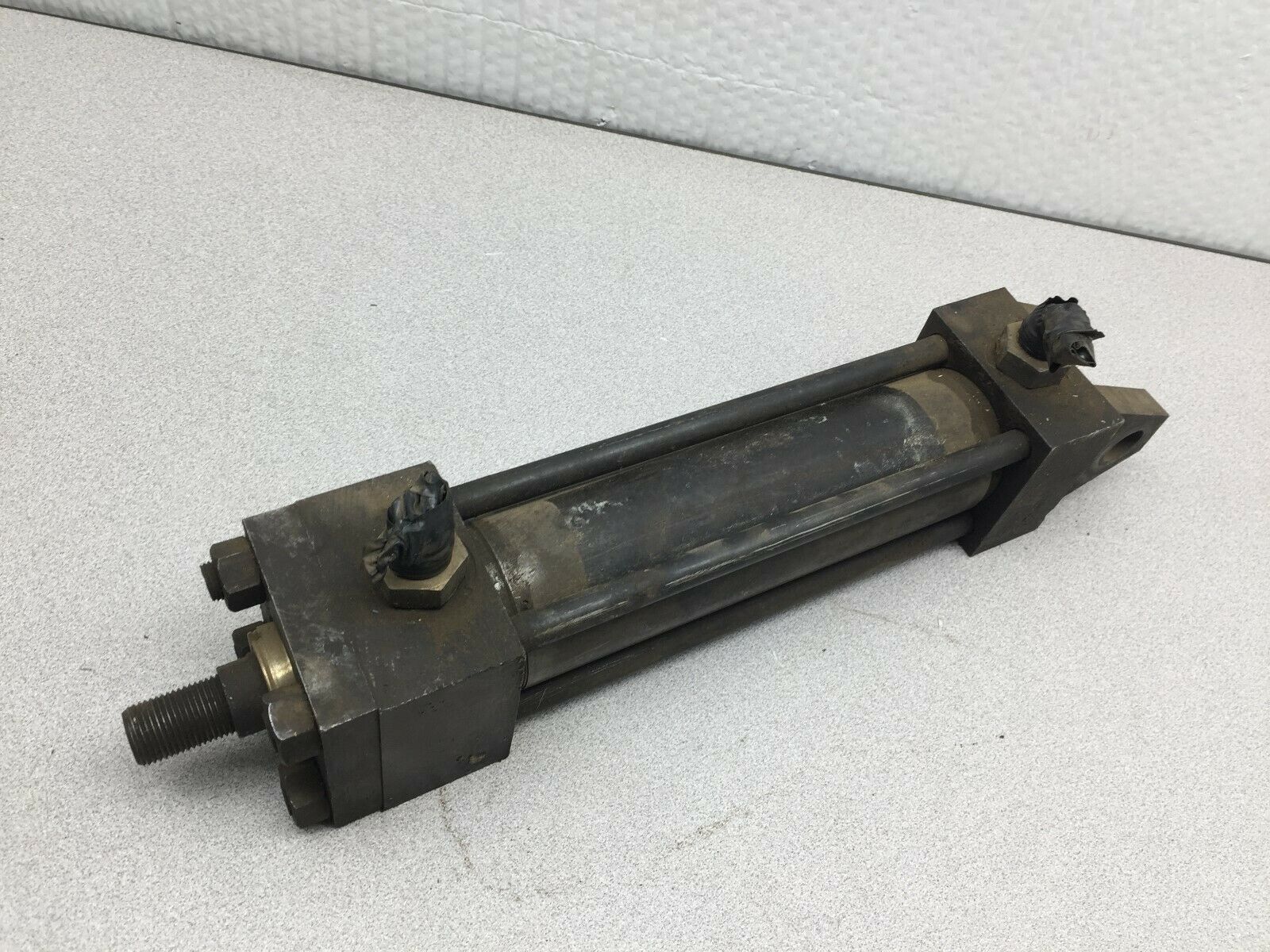 USED PARKER 2"BORE 7"STROKE 3000PSI HYDRAULIC CYLINDER 02.00 CBB-2HLTVS14C 7.00