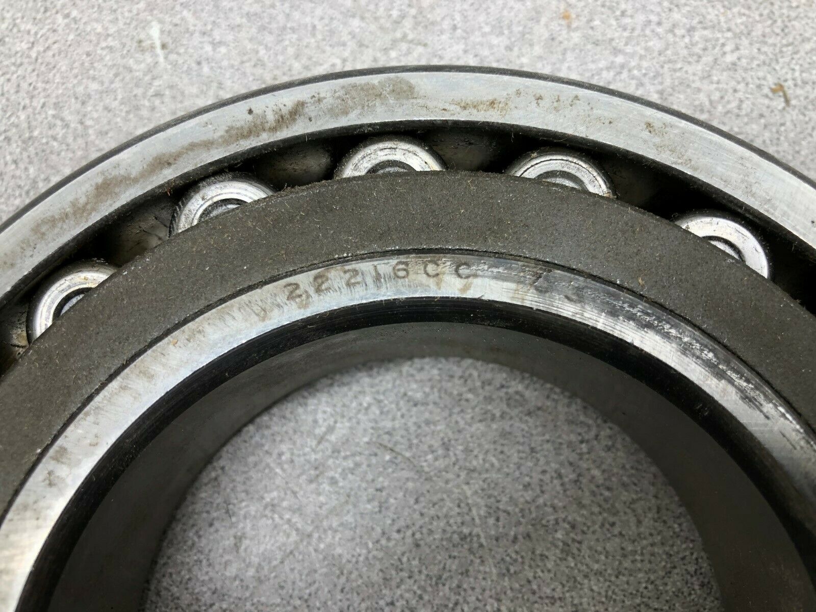 NEW IN BOX SKF SPHERICAL ROLLER BEARING 22216CCC3