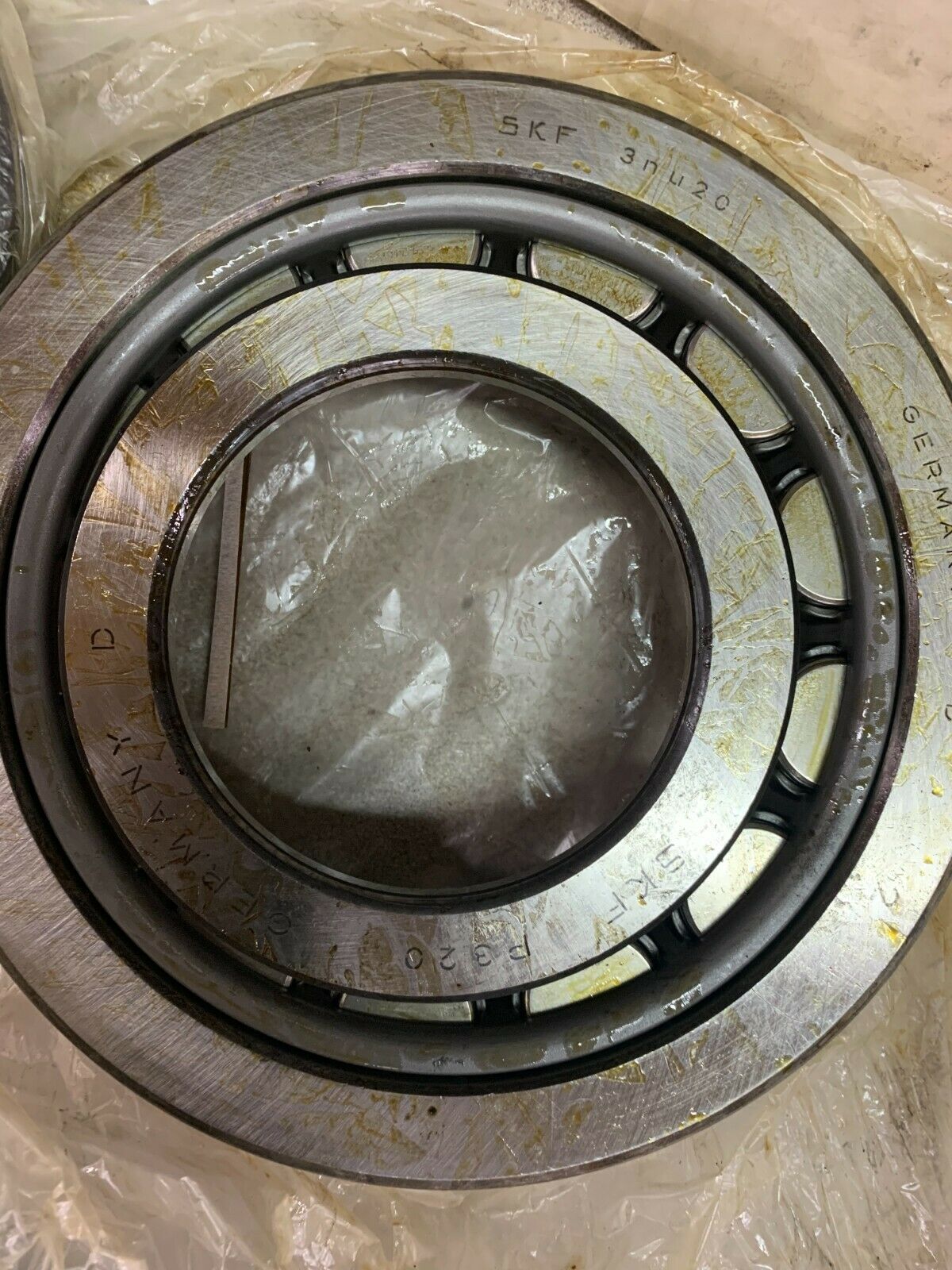 NEW IN BOX SKF CYLINDRICAL ROLLER BEARING NUP 320