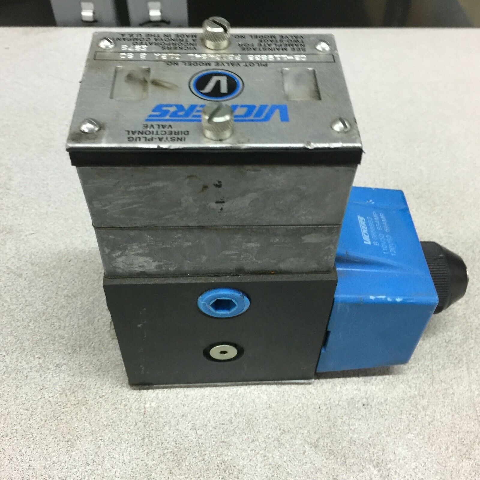 NEW NO BOXVICKERS 120VAC SOLENOID VALVE 02-119836 PBDG4S4L 012A B 60