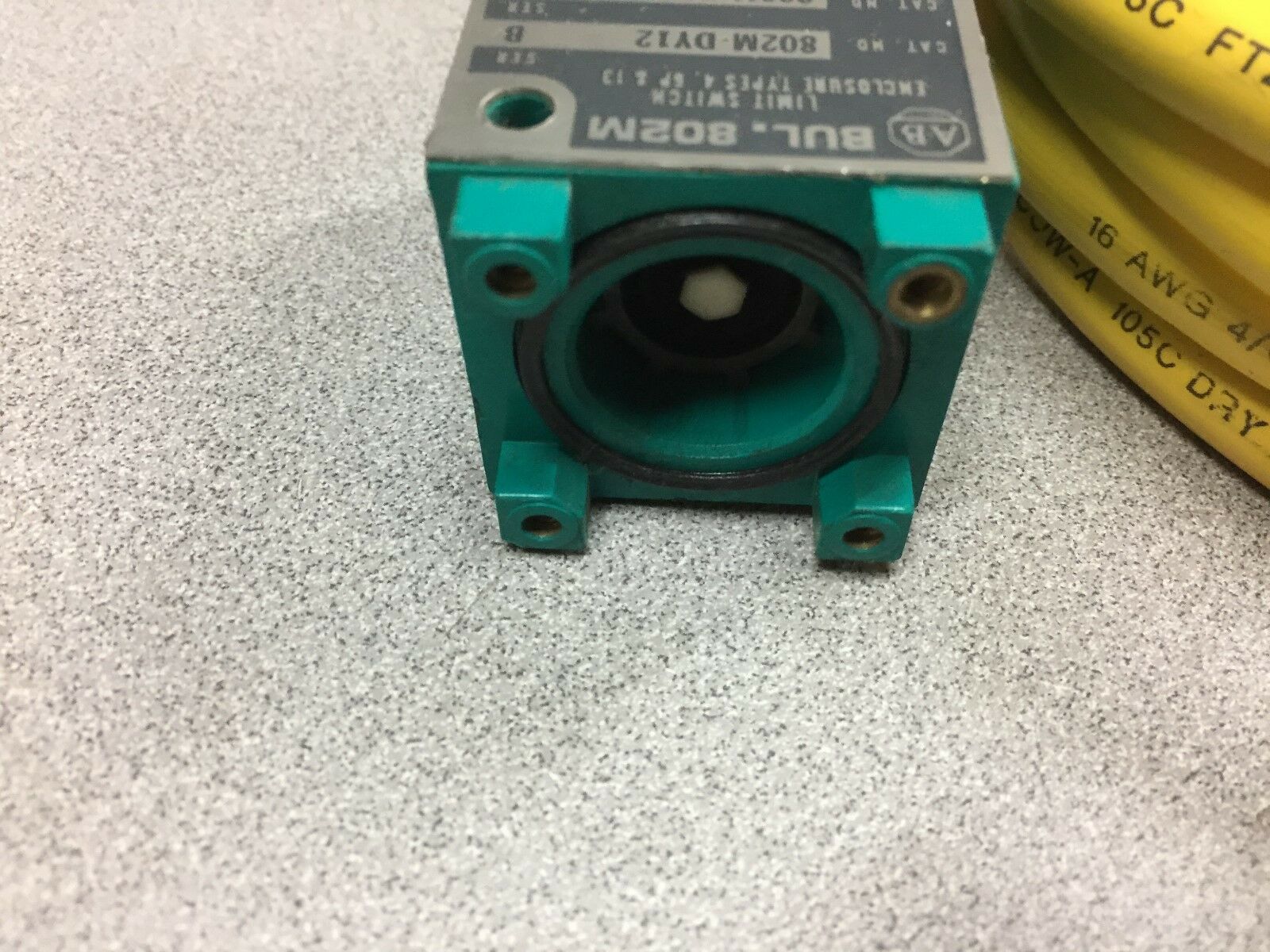 NEW NO BOX ALLEN BRADLEY LIMIT SWITCH BODY WITH CORDSET 802M-XY12 B