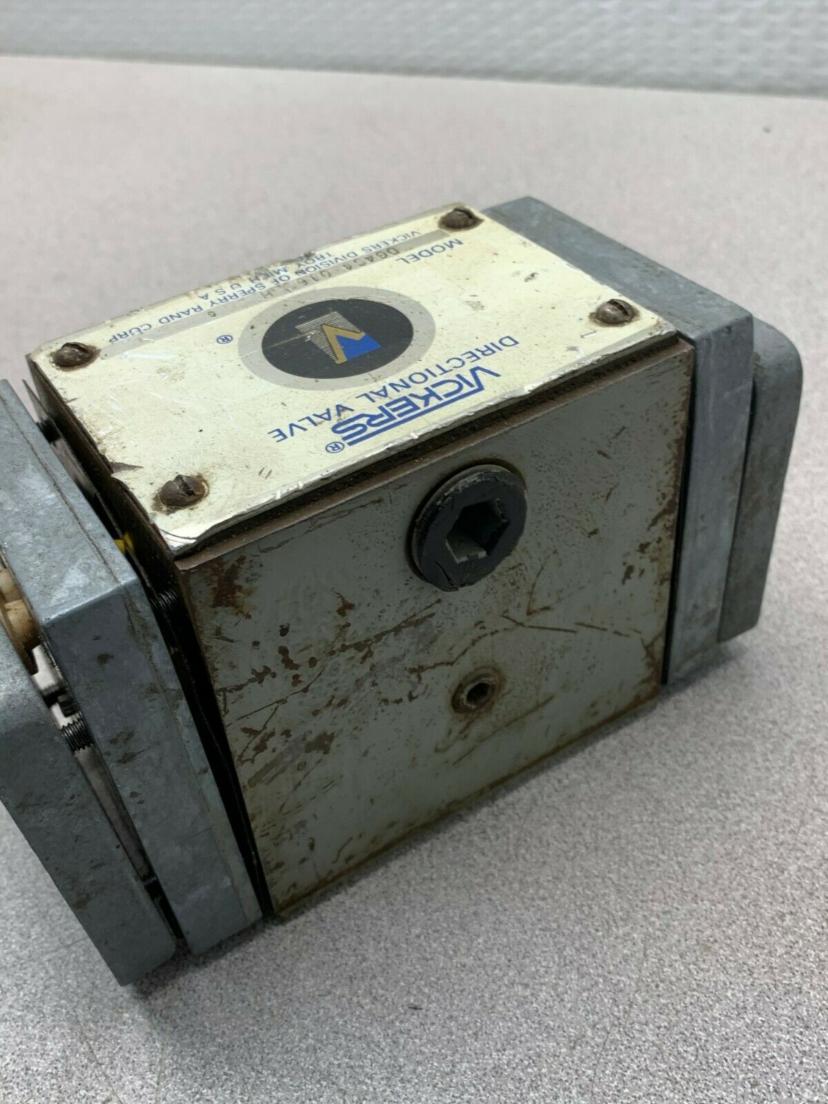 USED VICKERS DIRECTIONAL VALVE DG4S4 016C H 50 G