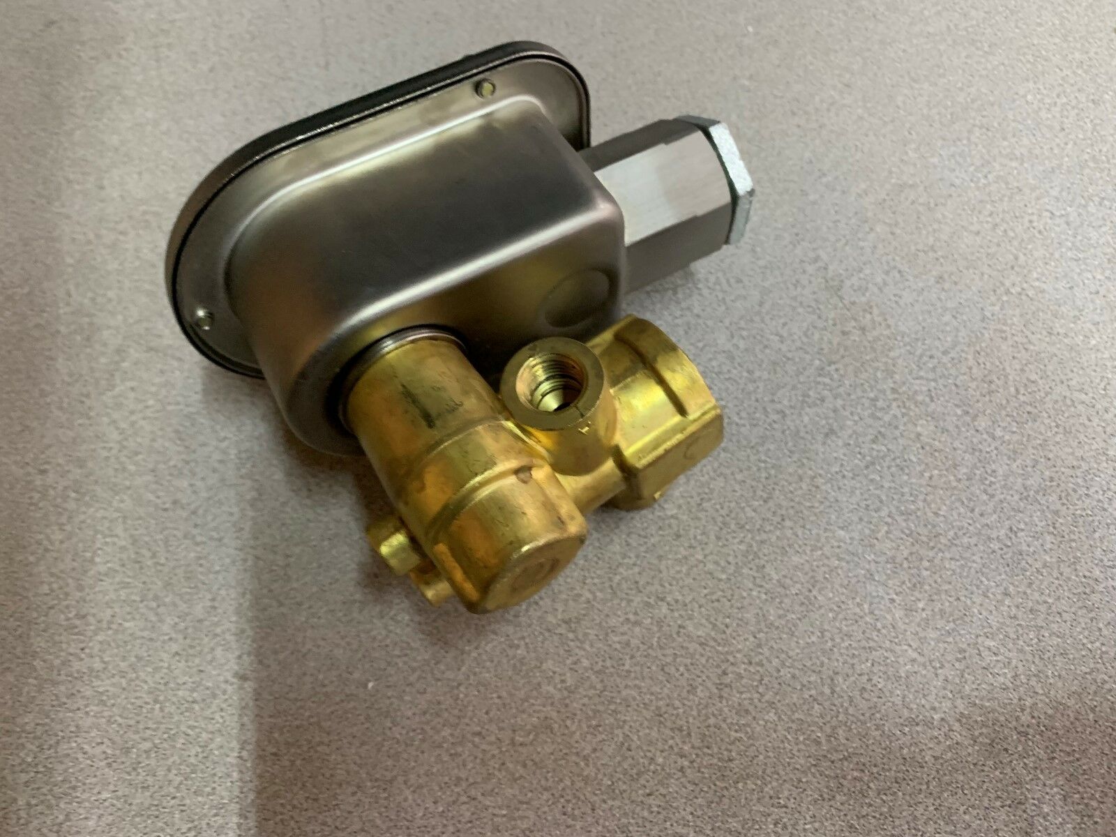 NEW NO BOX ASCO RED HAT 120V. SOLENOID VALVE 1/4" PIPE SIZE NPKX8321A1E10668