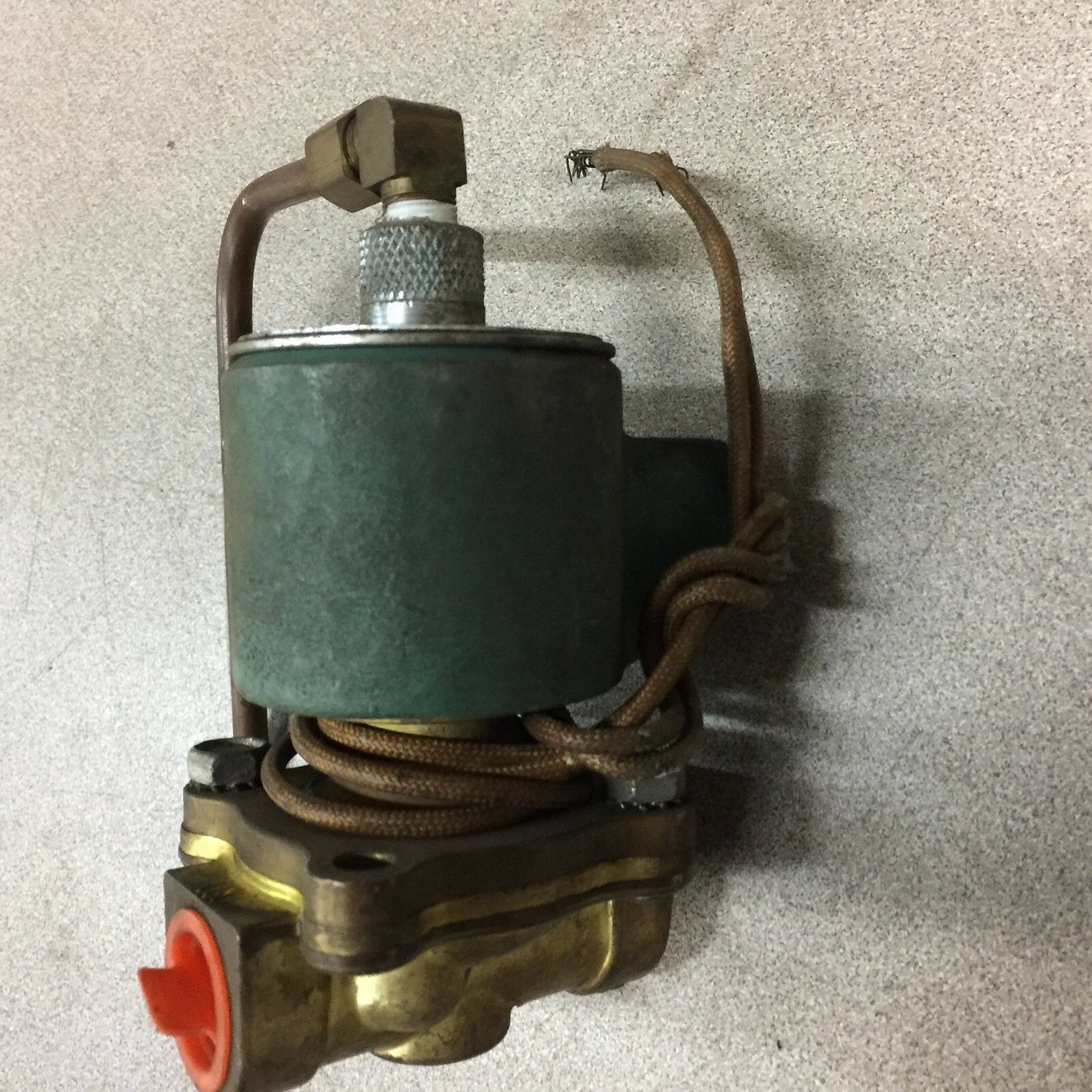 NEW NO BOX ASCO 1/2NPT 5-250PSI 120VAC SOLENOID VALVE HT 8211B 12