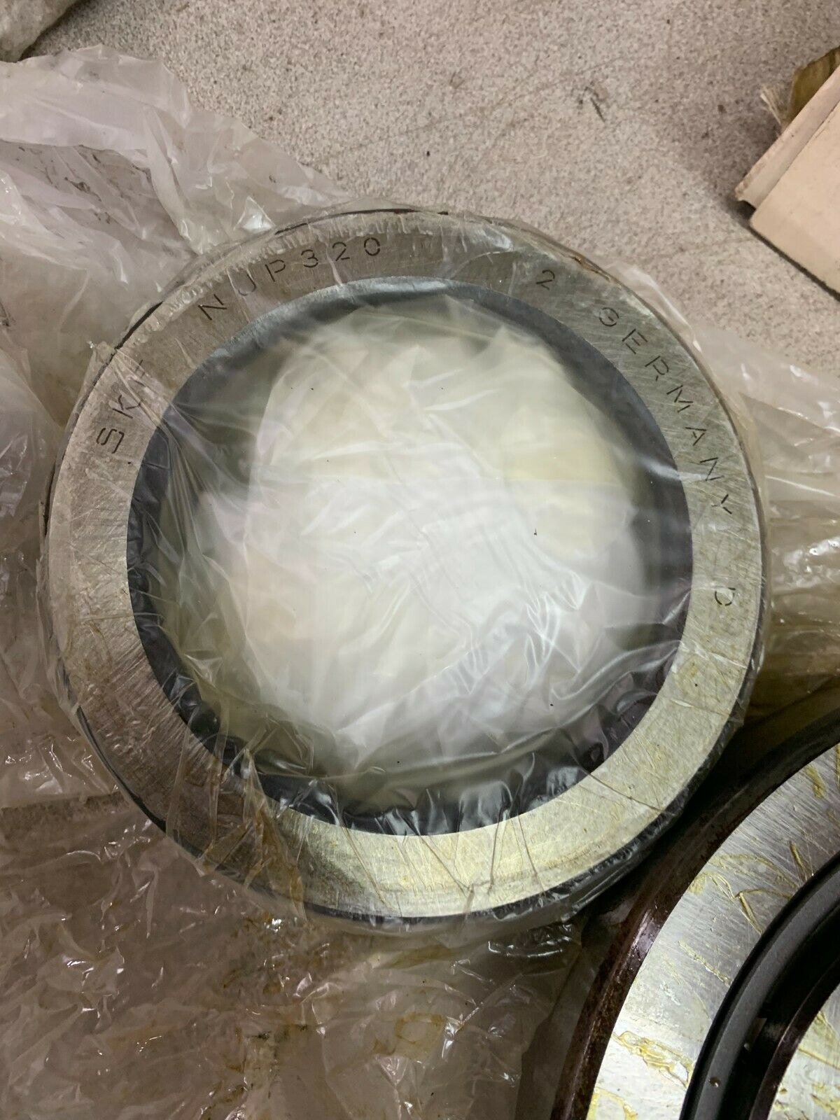 NEW IN BOX SKF CYLINDRICAL ROLLER BEARING NUP 320