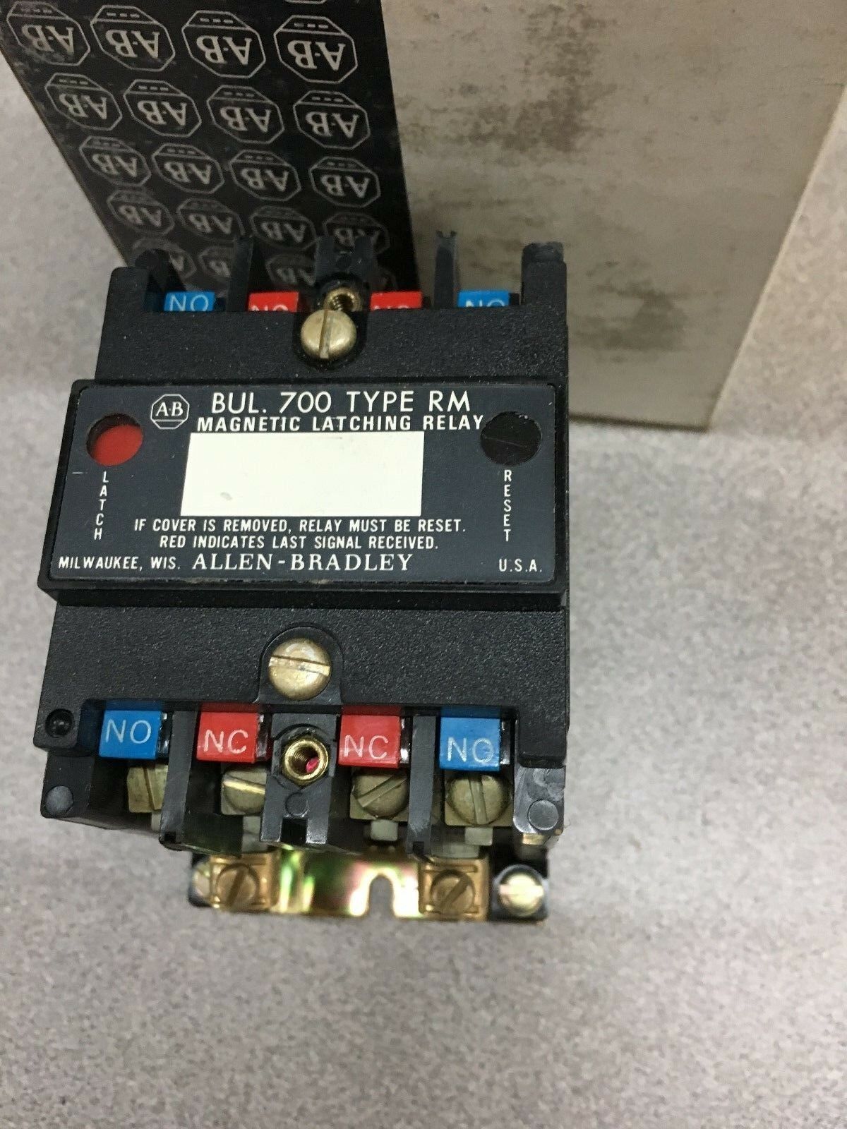 NEW IN BOX ALLEN-BRADLEY AC CONTROL RELAY 700-RM220A1 SERIES B