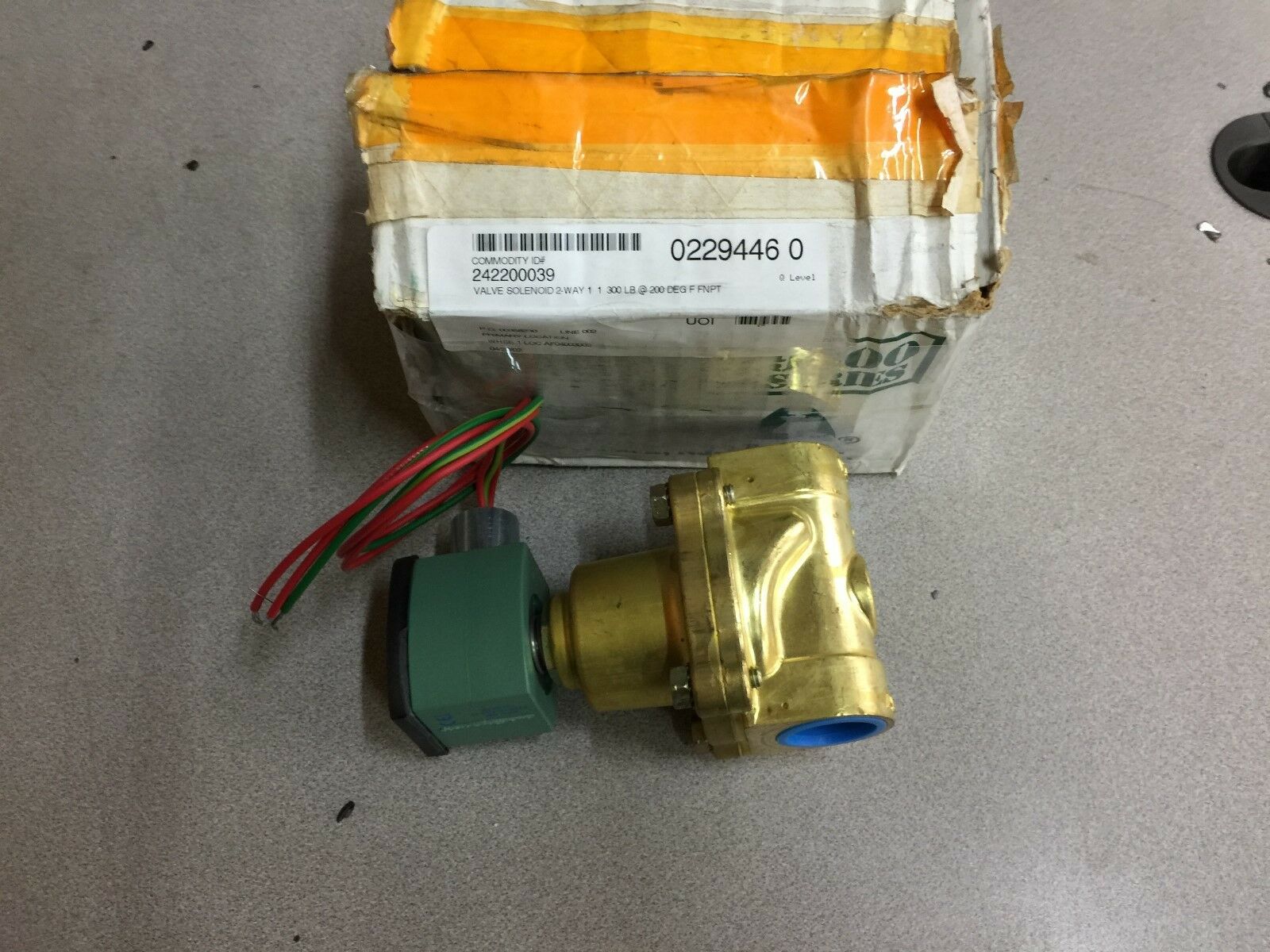 NEW IN BOX ASCO 1"NPT 300PSI 120VAC SOLENOID VALVE 8210G27