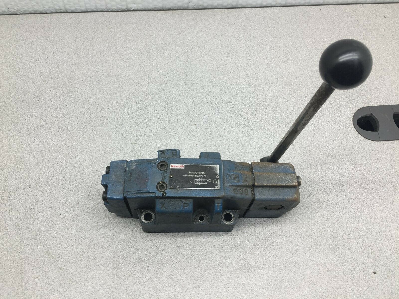 USED REXROTH MANUAL CONTROL VALVE R900941056