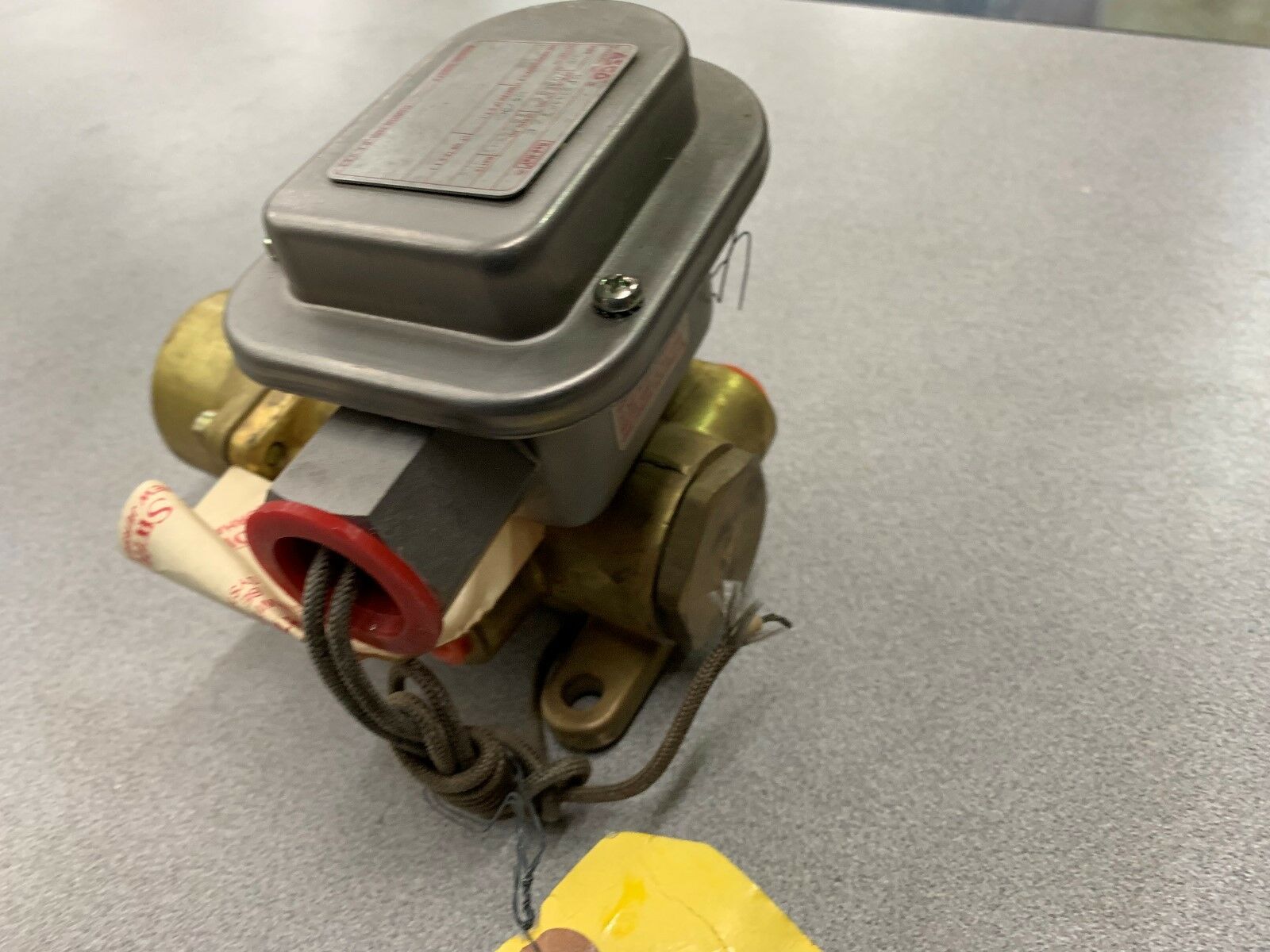 NEW NO BOX ASCO RED HAT SOLENOID VALVE 3/8" PIPE SIZE 125VDC. COIL NP8344A72E