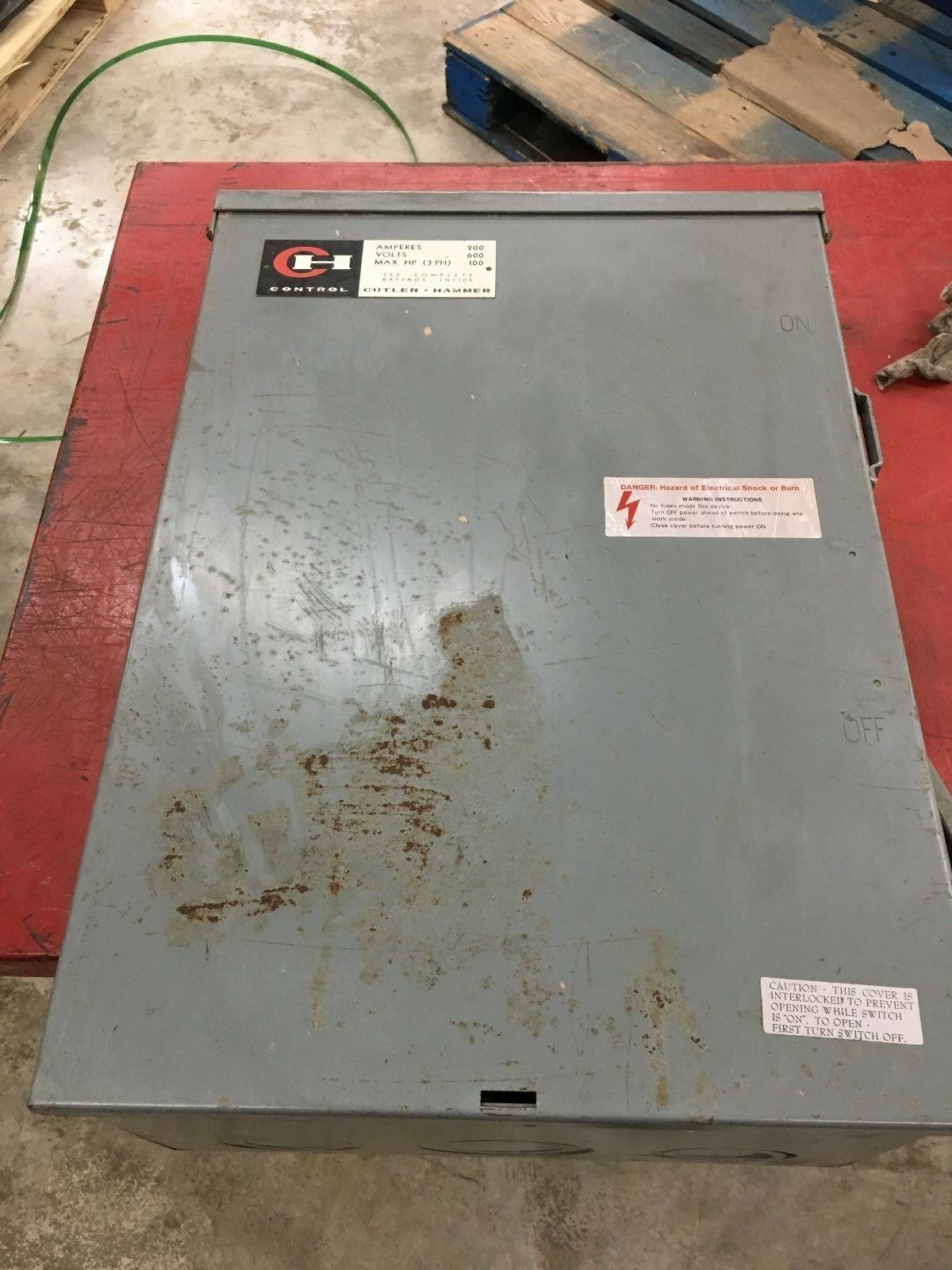 NEW CUTLER-HAMMER 3 POLE 200 AMP HEAVY DUT SAFETY SWITCH RAINTIGHT 4105H3334H