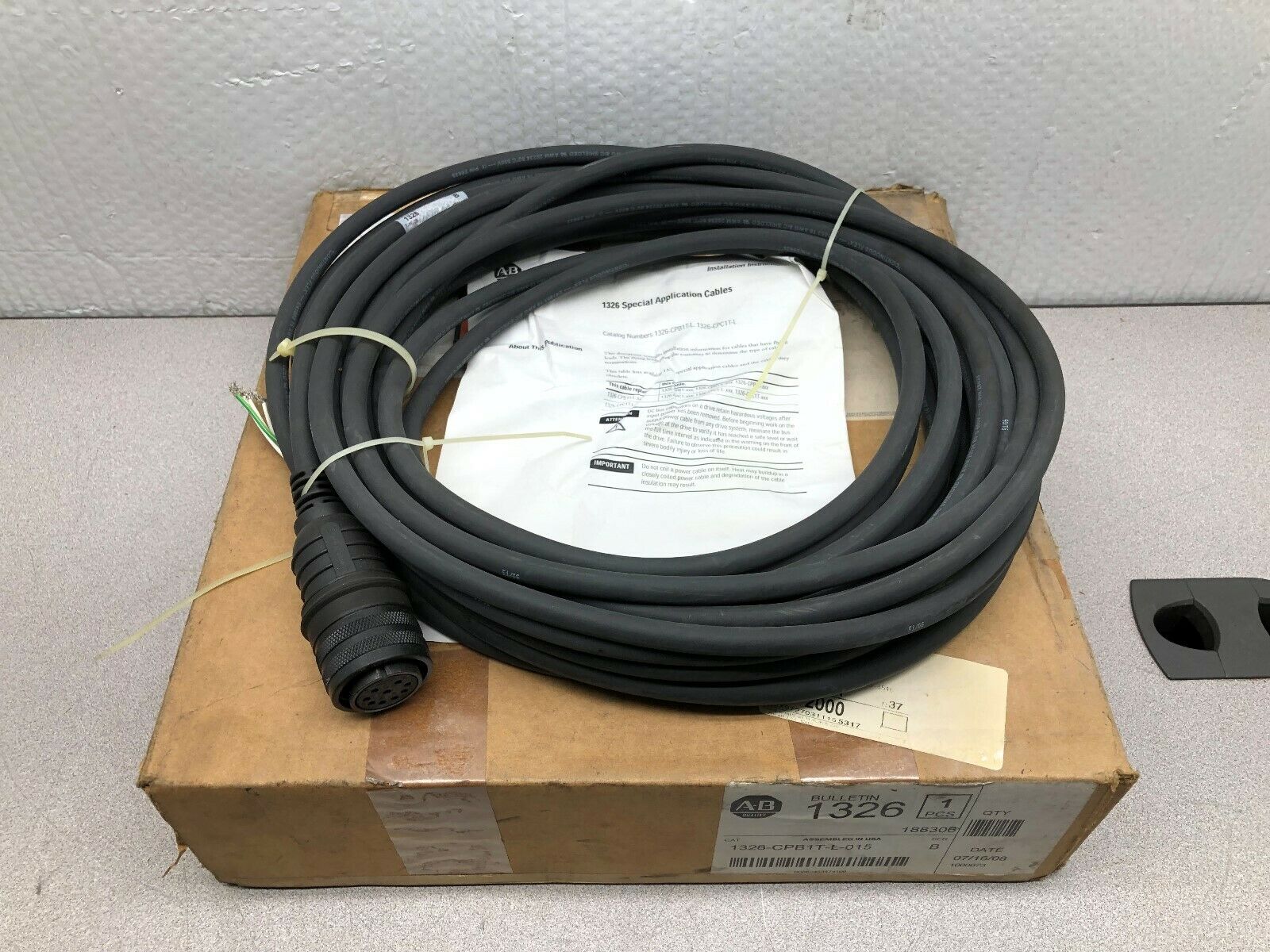 NEW IN BOX ALLEN BRADLEY 15 METER MOTOR POWER CABLE 1326-CPB1T-L-015
